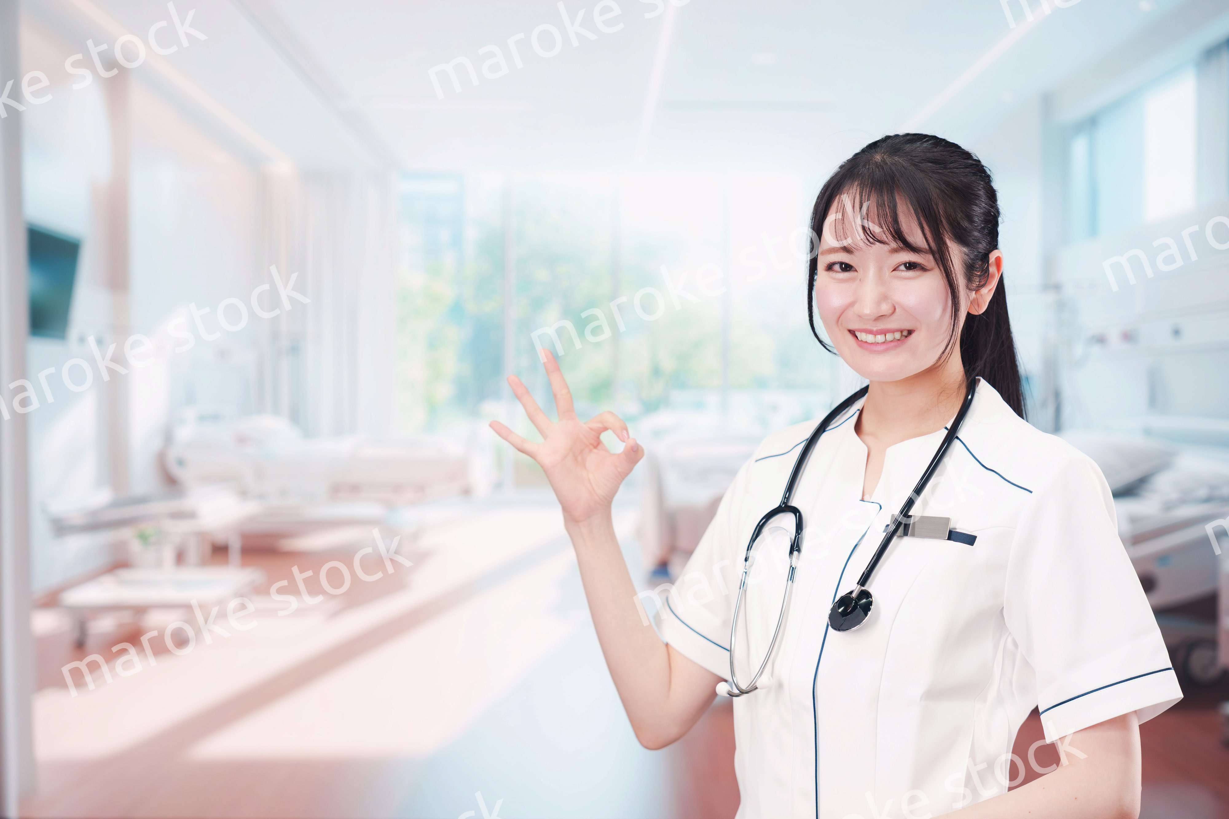 医療機関で働く若い女性の看護師