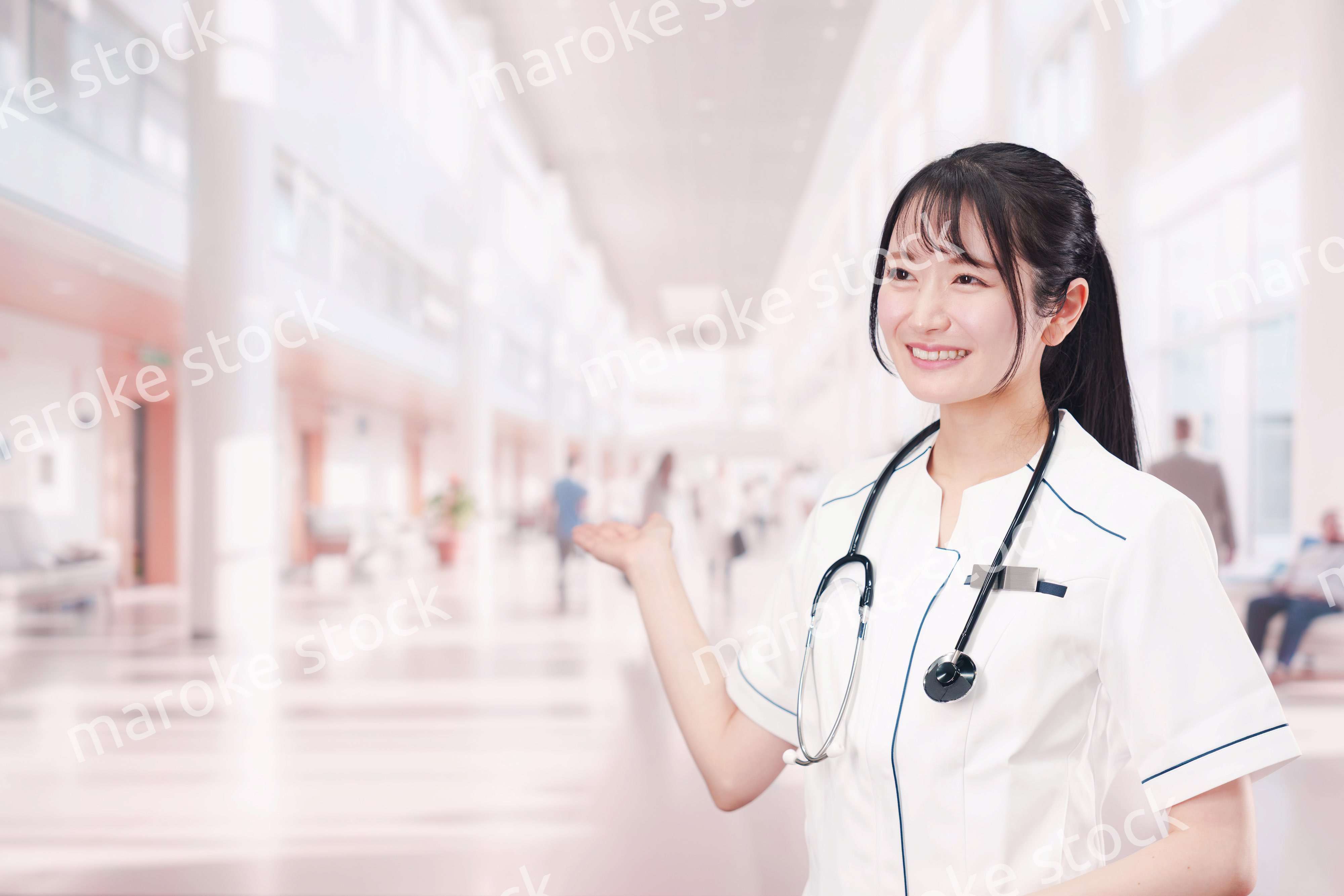 医療機関で働く若い女性の看護師