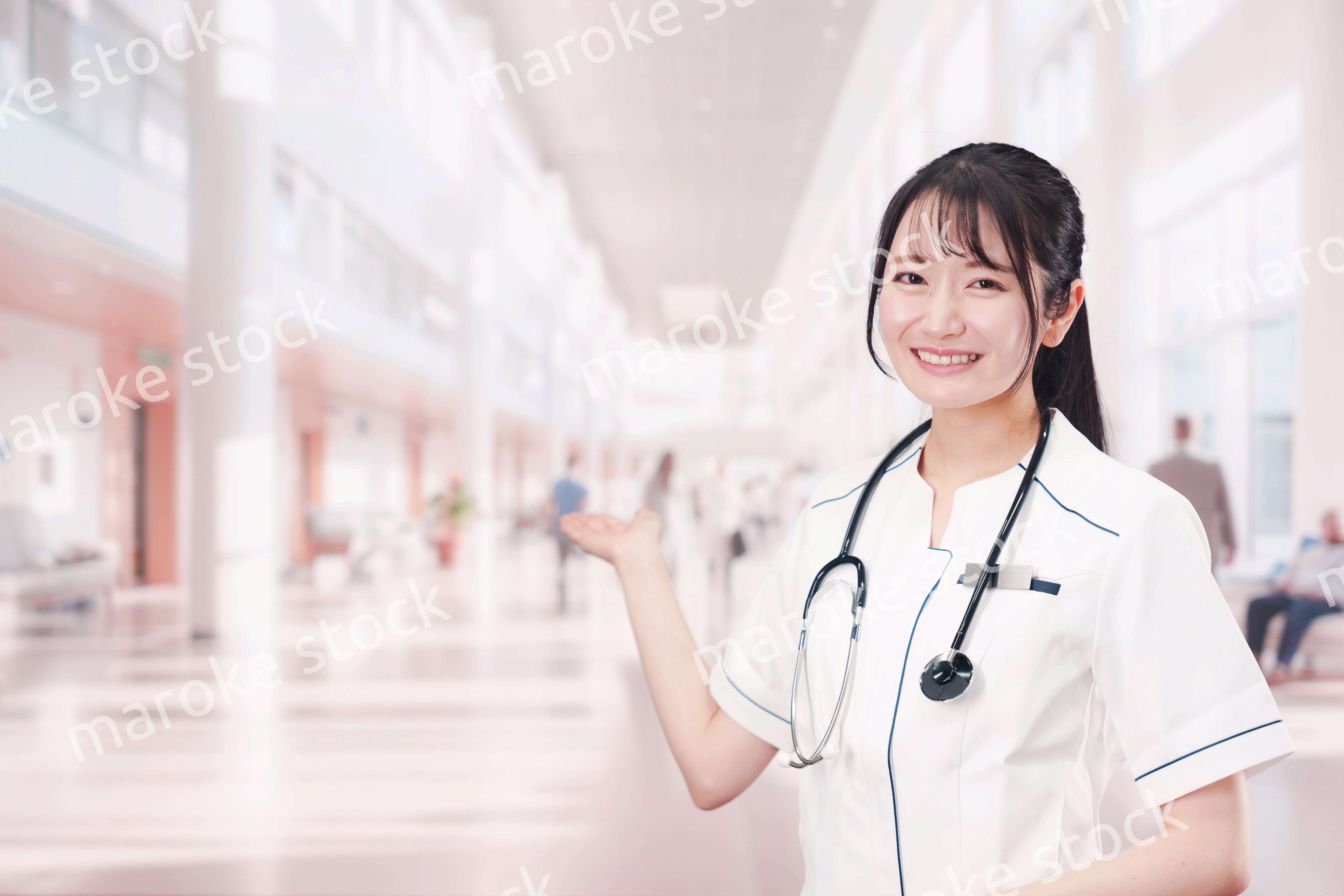 医療機関で働く若い女性の看護師