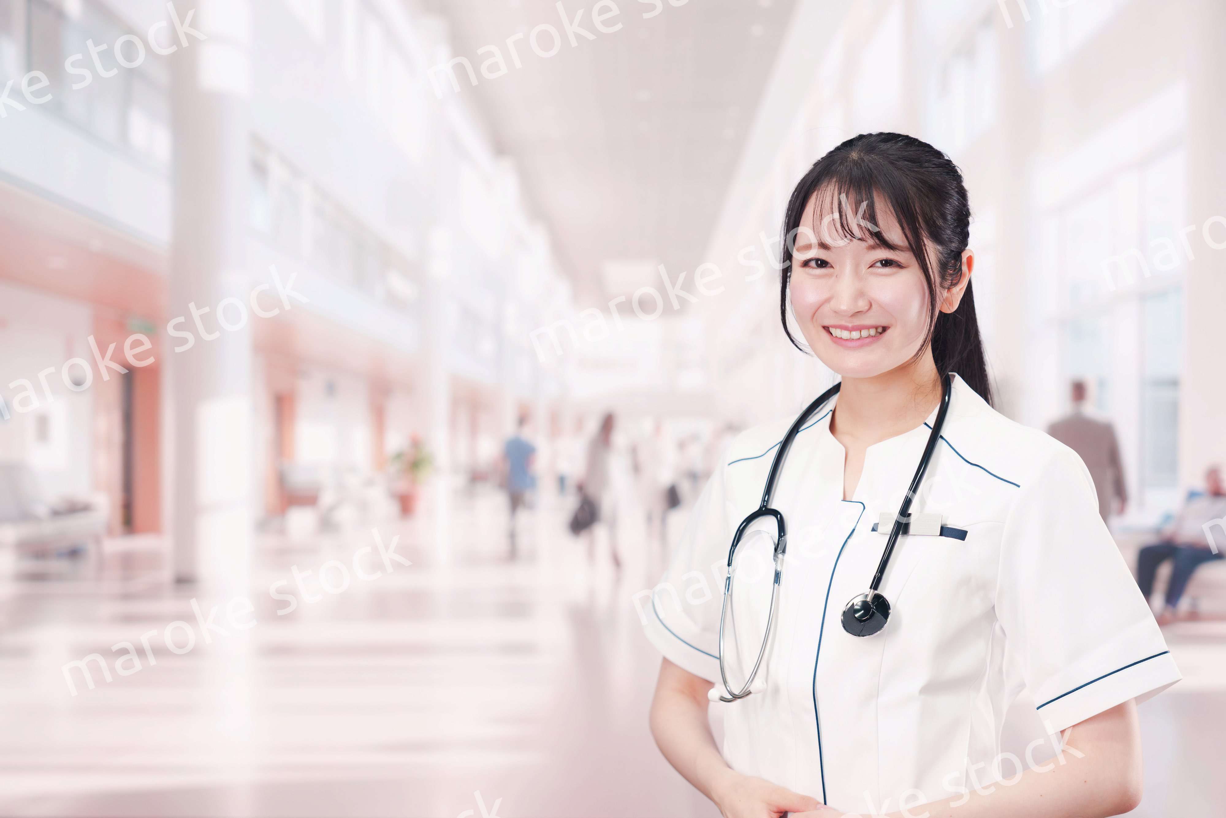 医療機関で働く若い女性の看護師