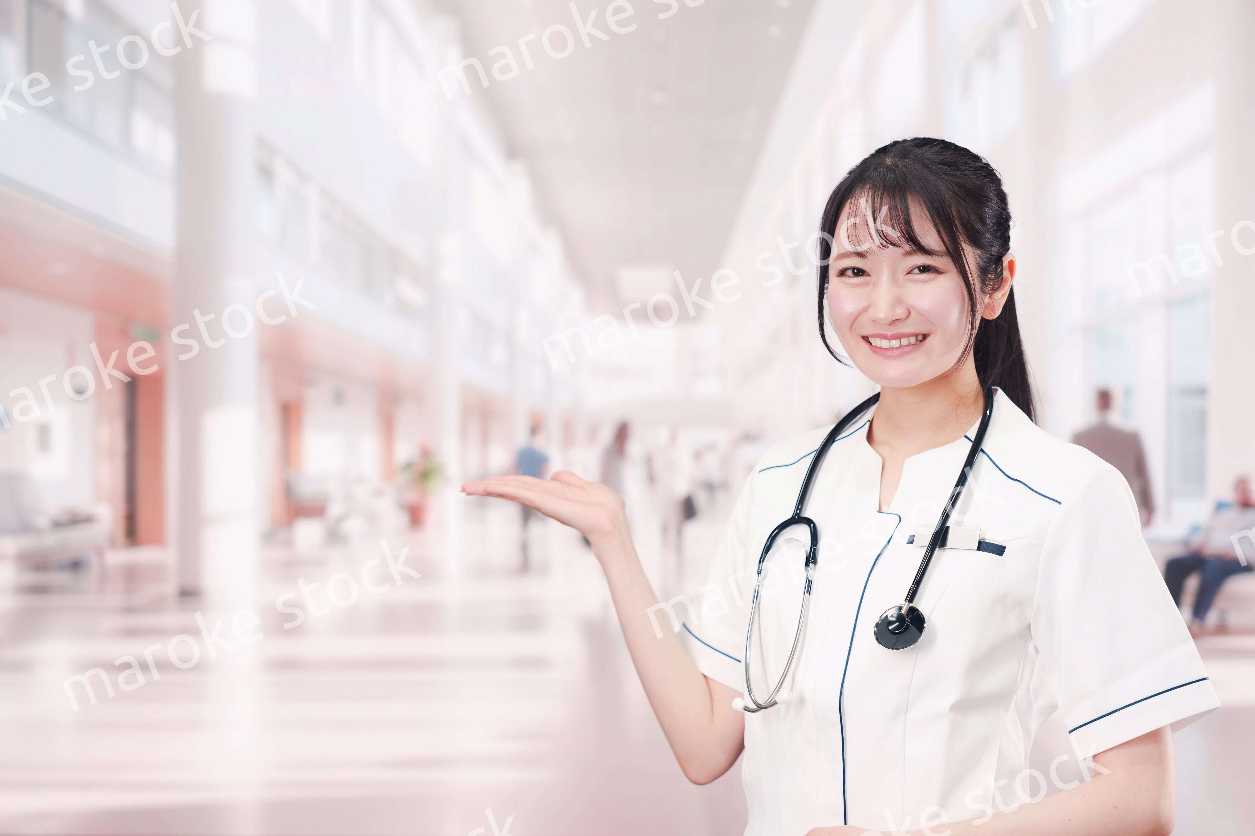 医療機関で働く若い女性の看護師