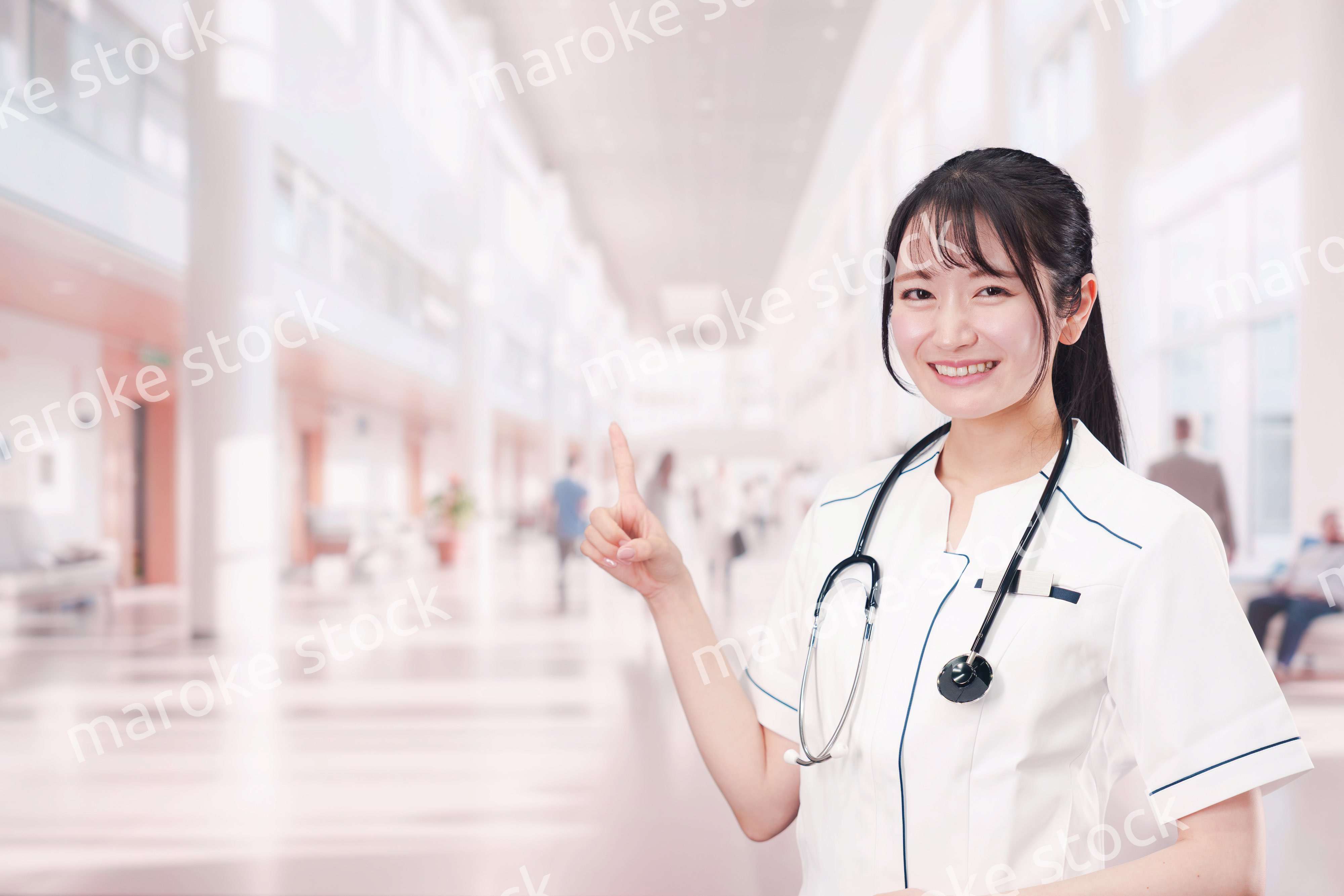 医療機関で働く若い女性の看護師