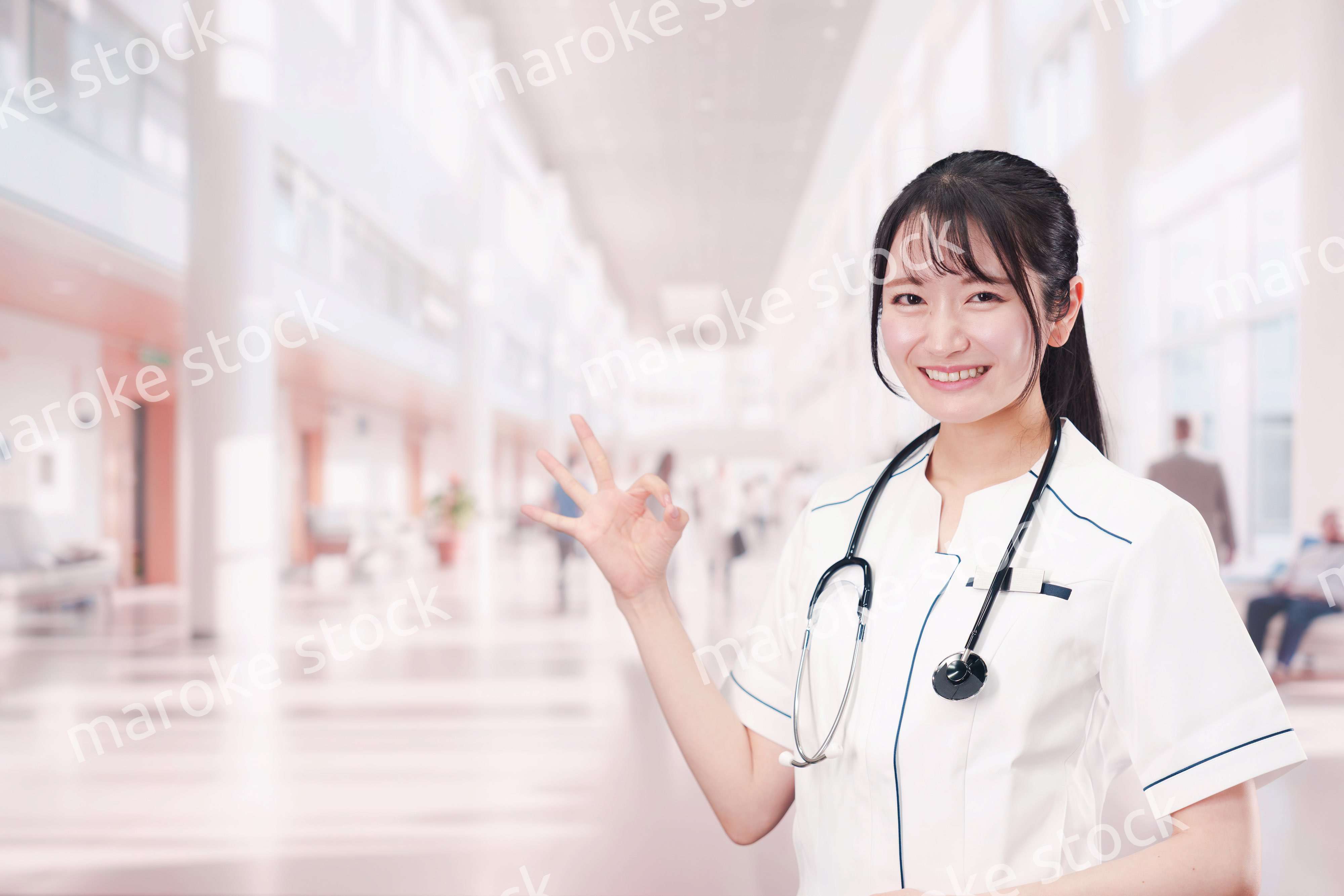 医療機関で働く若い女性の看護師