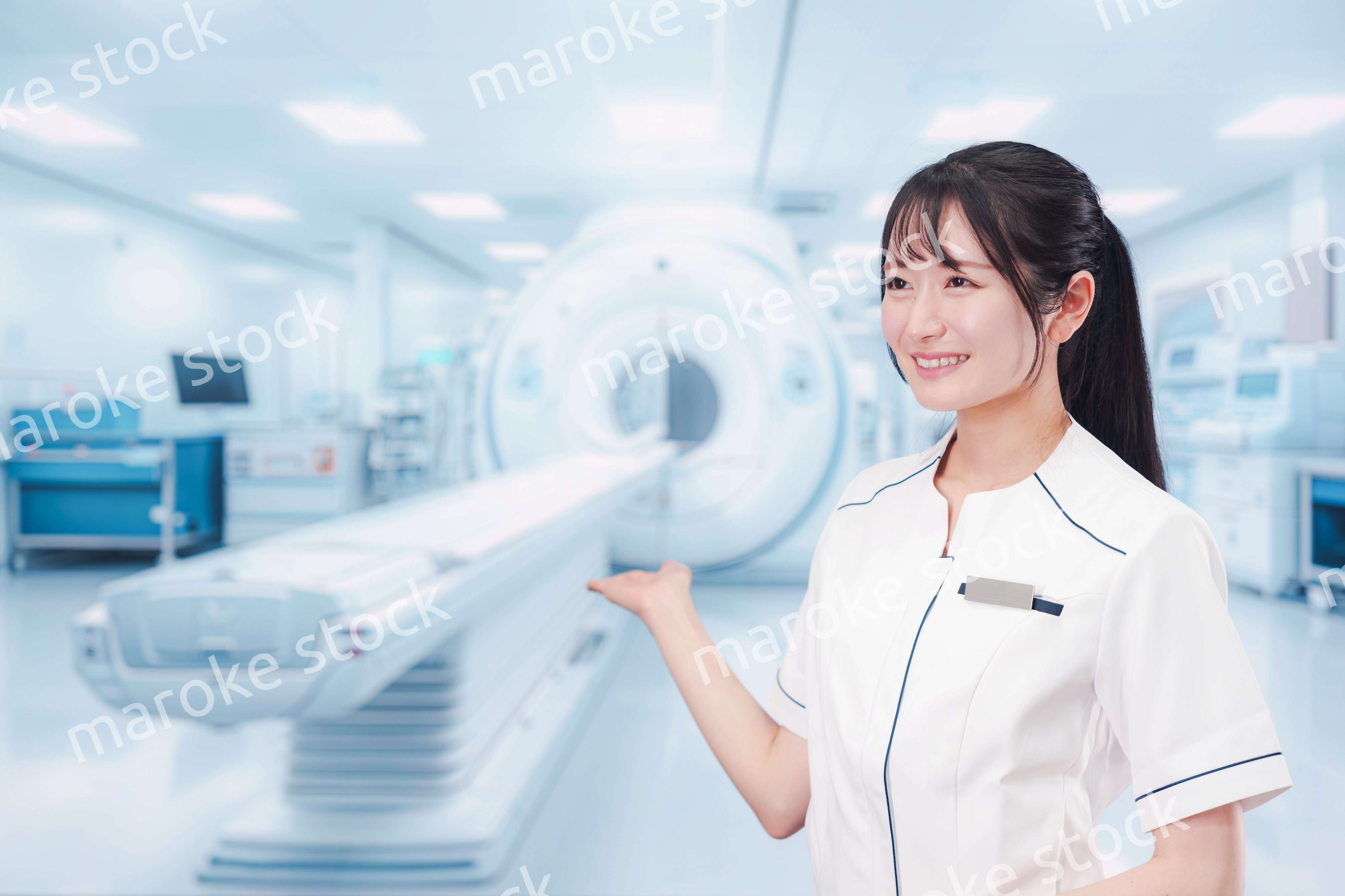 MRI室で働く若い女性技士