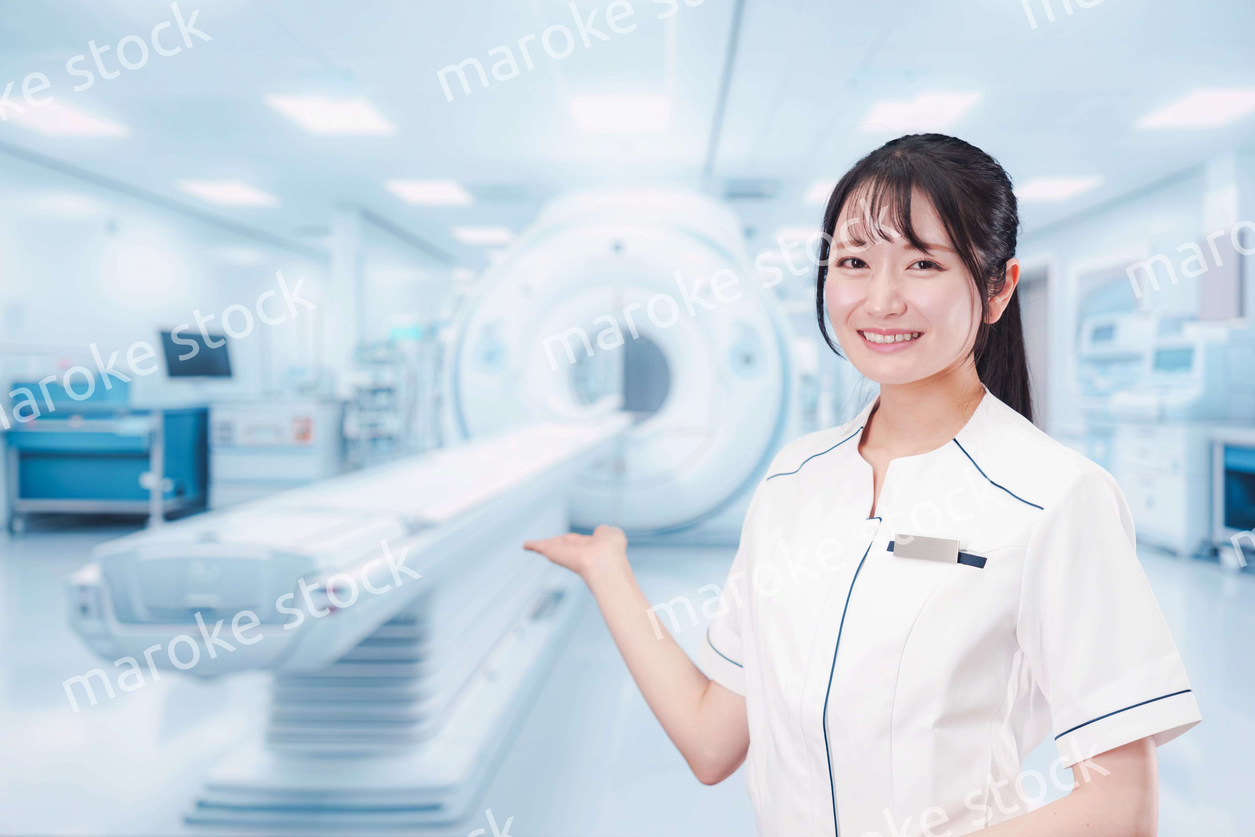 MRI室で働く若い女性技士