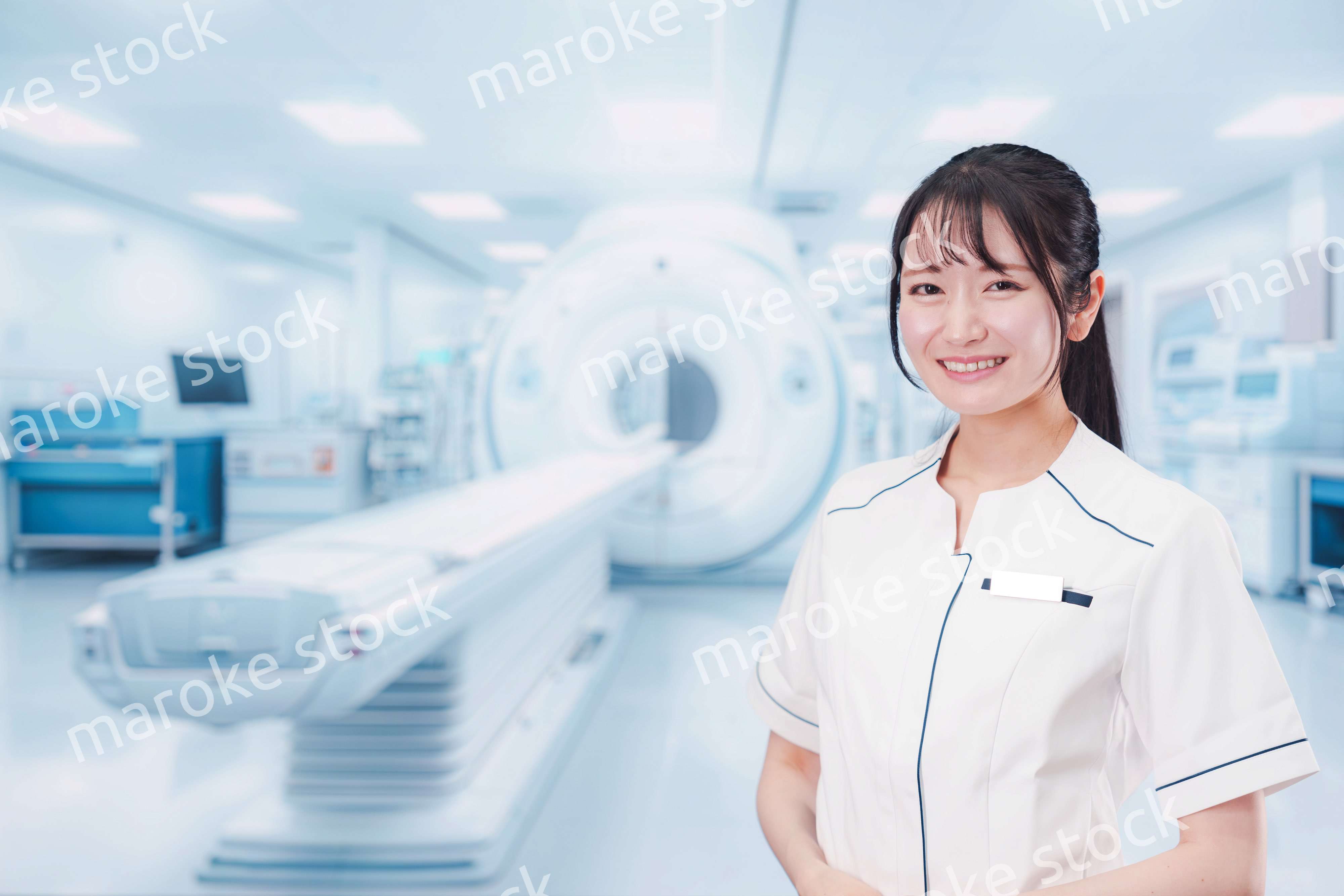 MRI室で働く若い女性技士