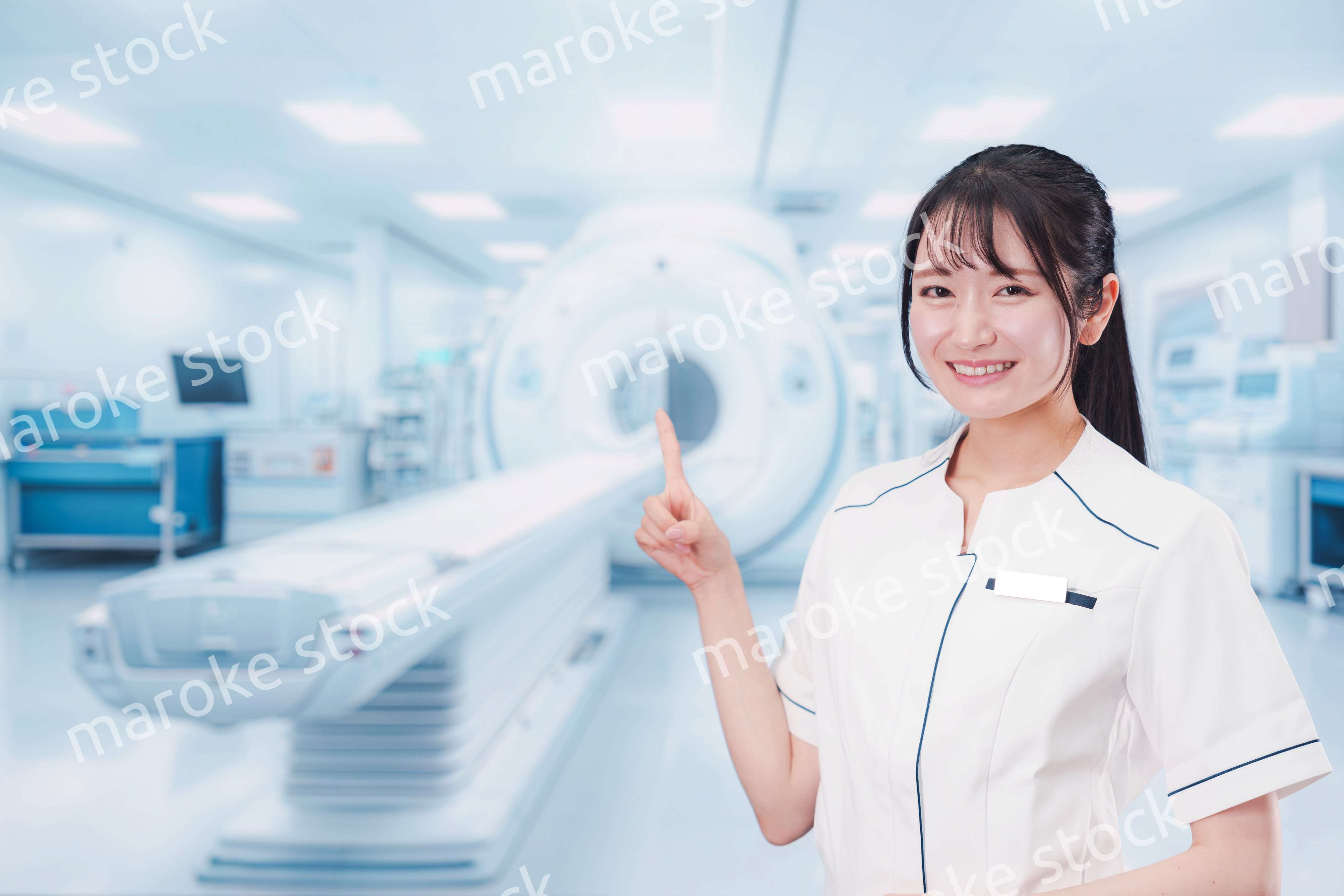 MRI室で働く若い女性技士