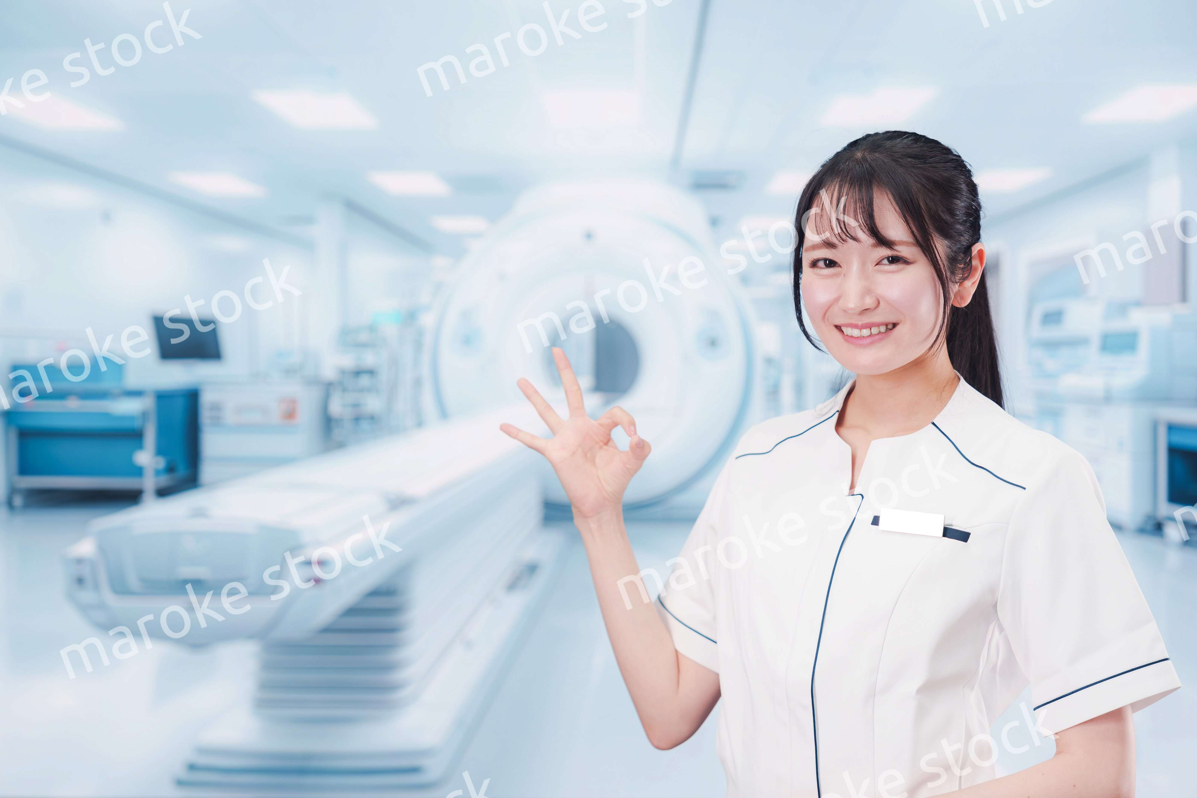 MRI室で働く若い女性技士