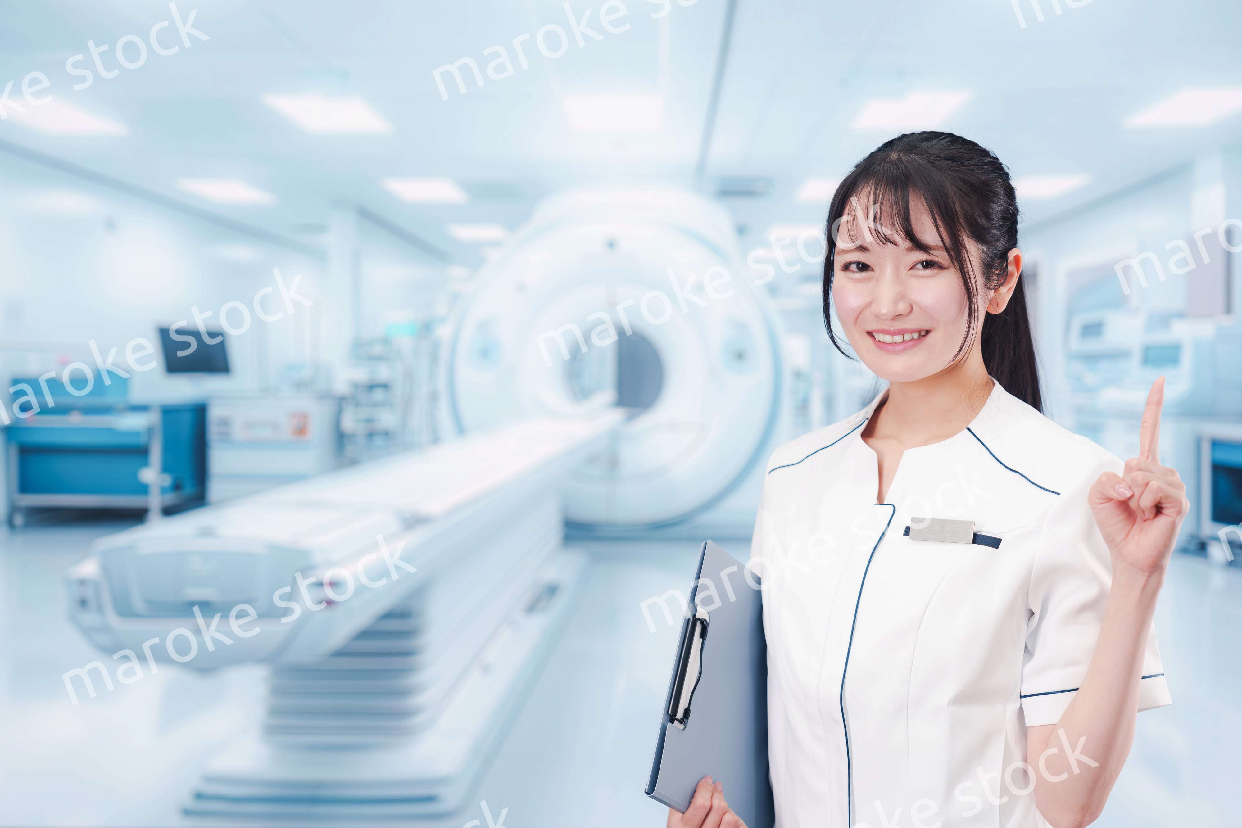 MRI室で働く若い女性技士