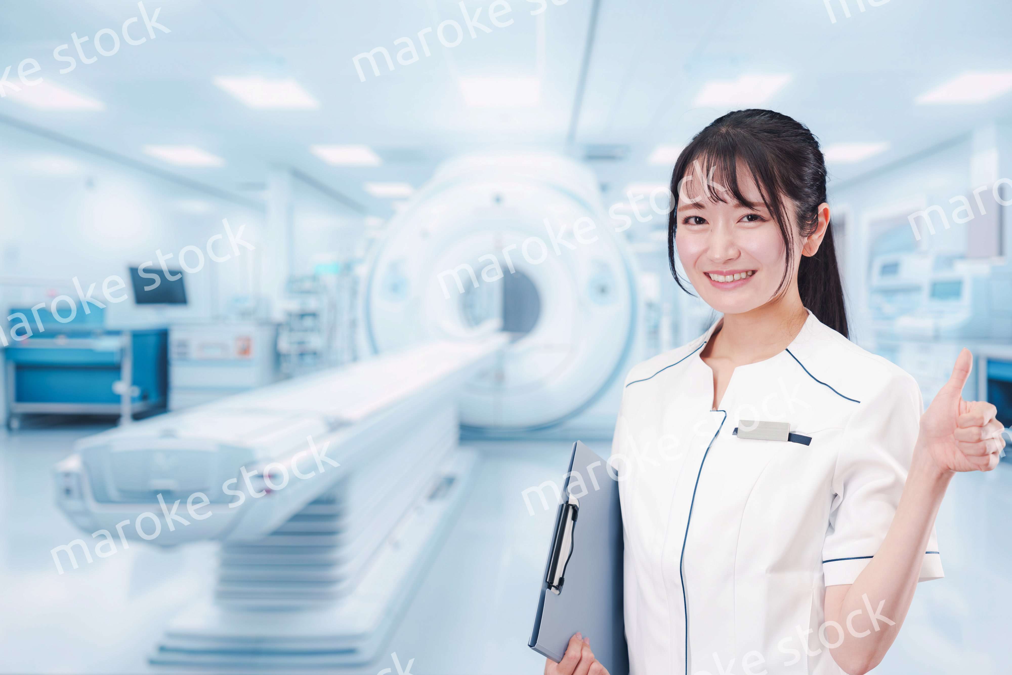 MRI室で働く若い女性技士