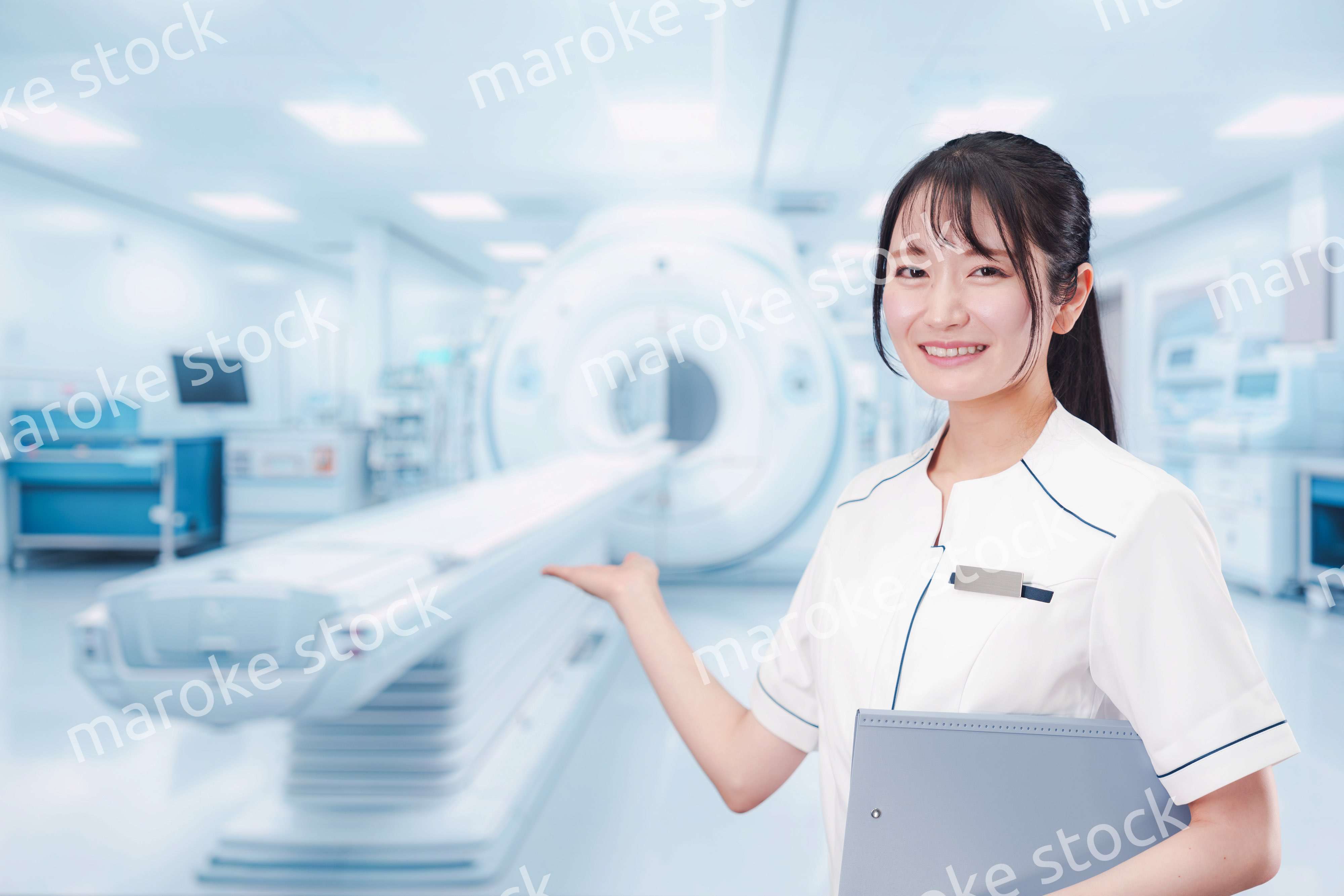 MRI室で働く若い女性技士