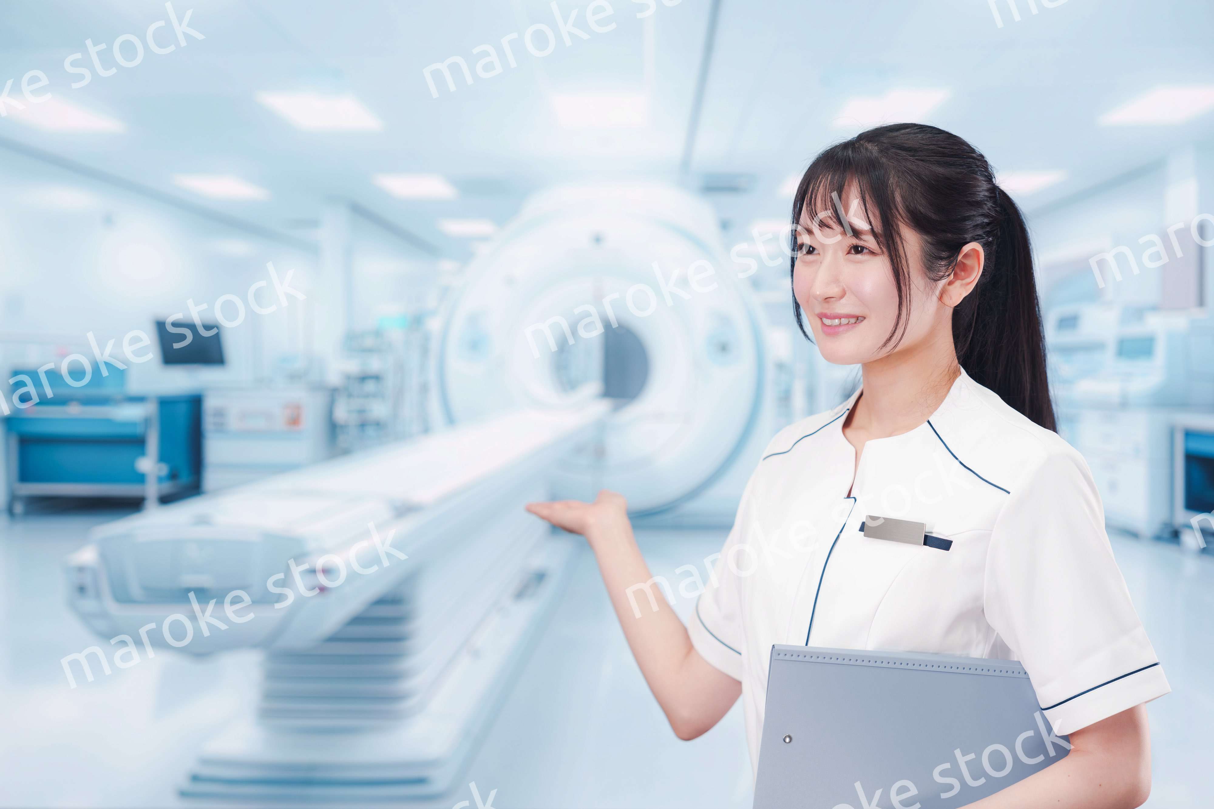 MRI室で働く若い女性技士