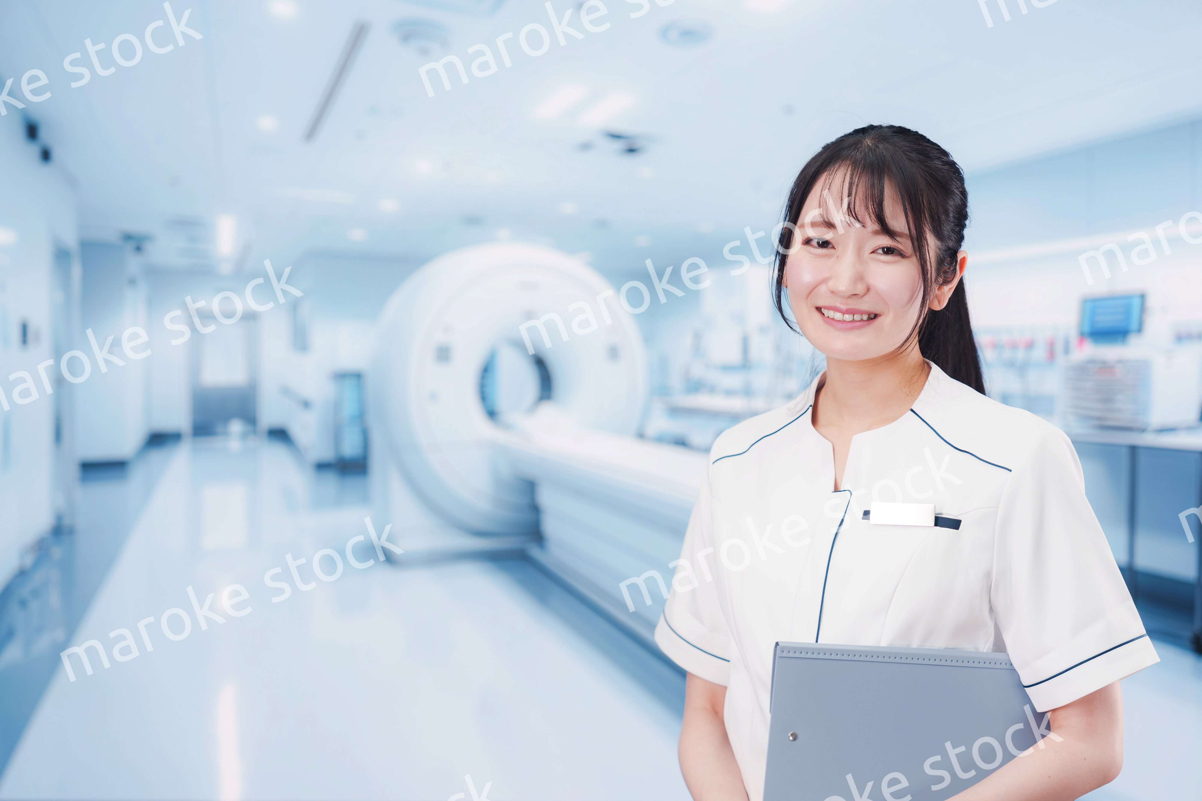 MRI室で働く若い女性技士