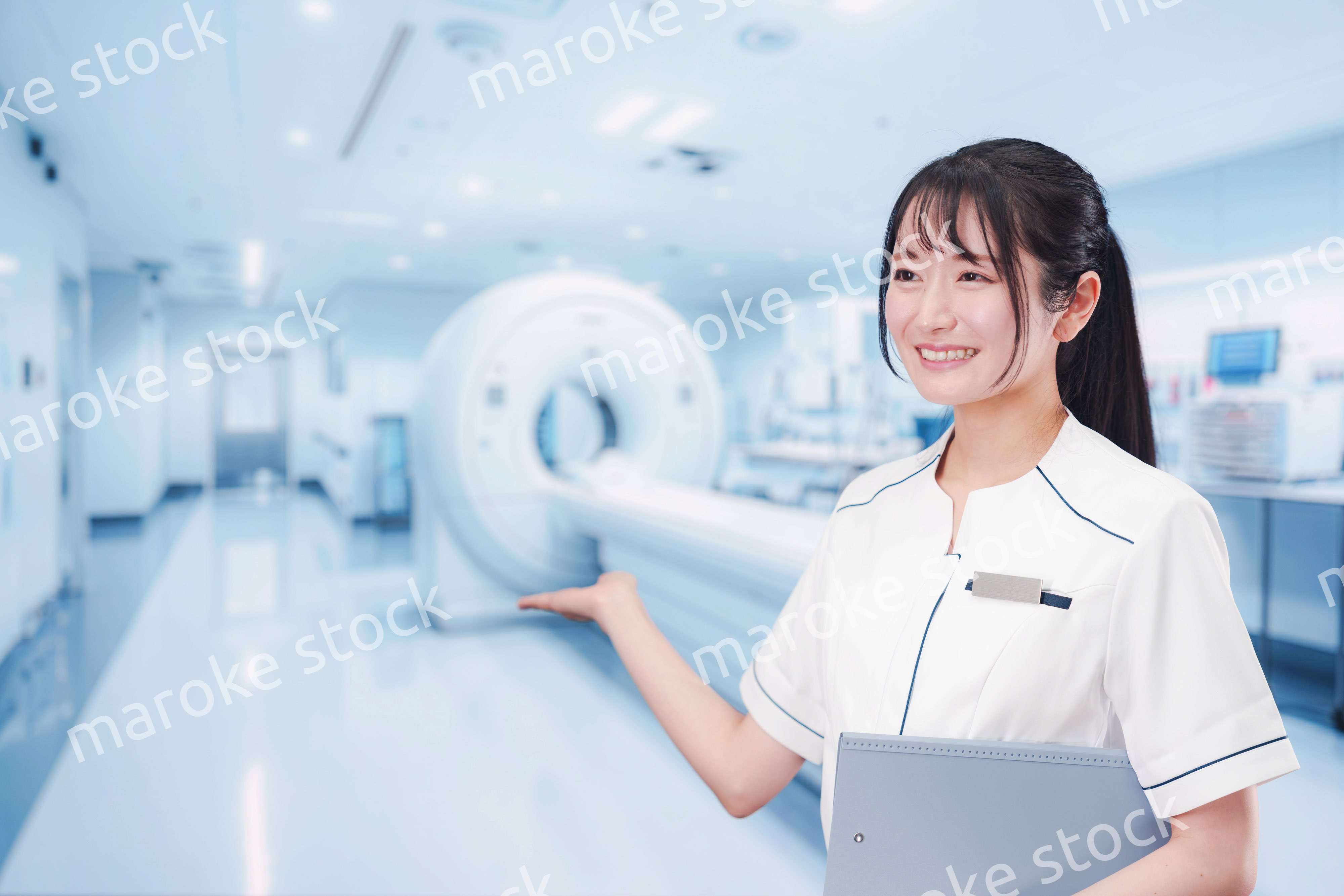 MRI室で働く若い女性技士