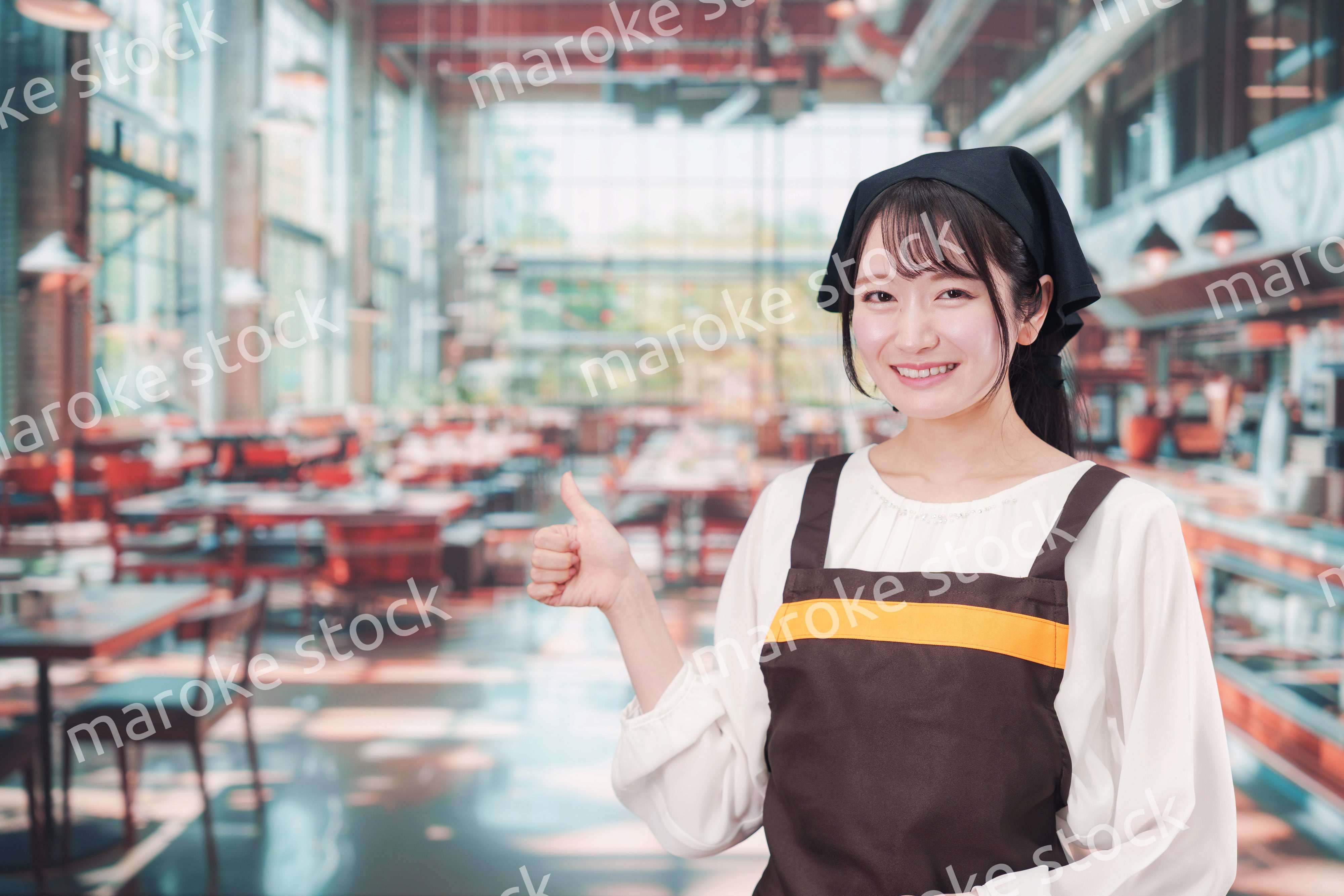 カフェで働く若い女性