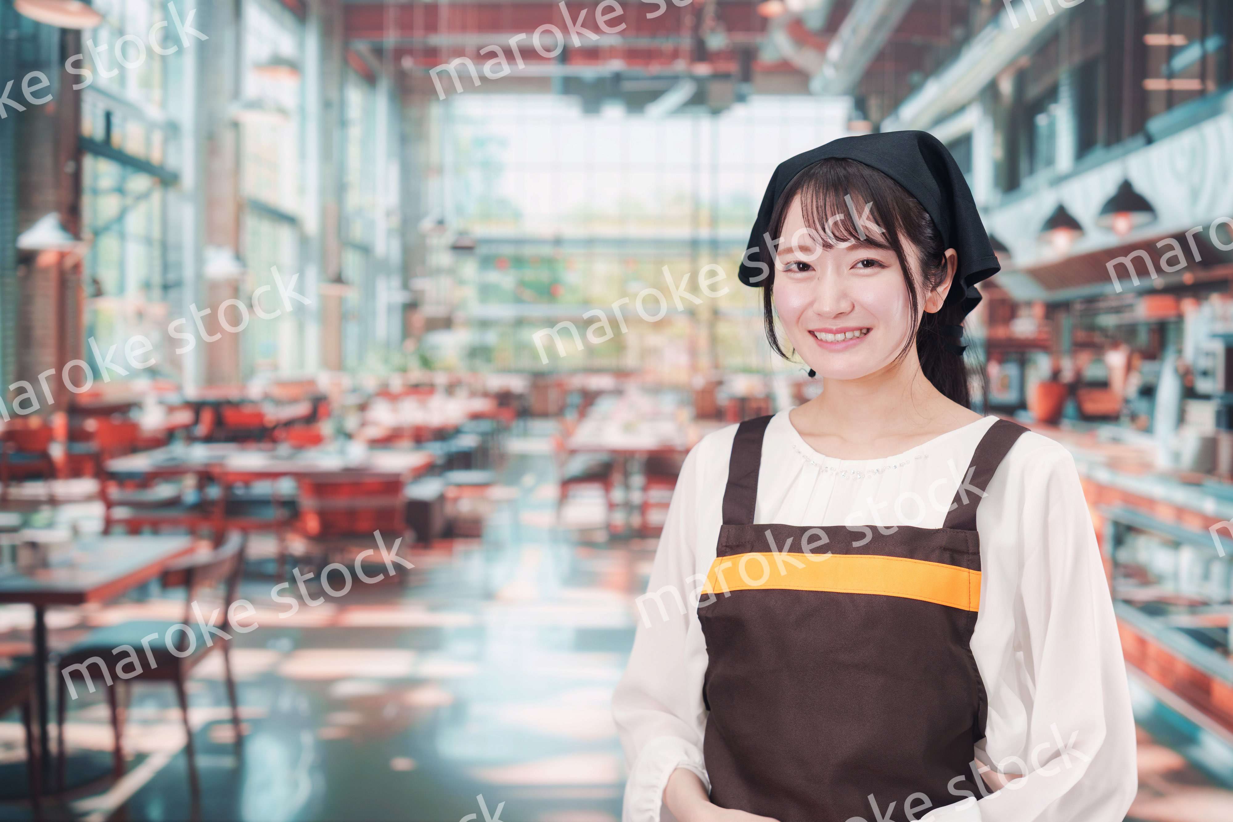 カフェで働く若い女性