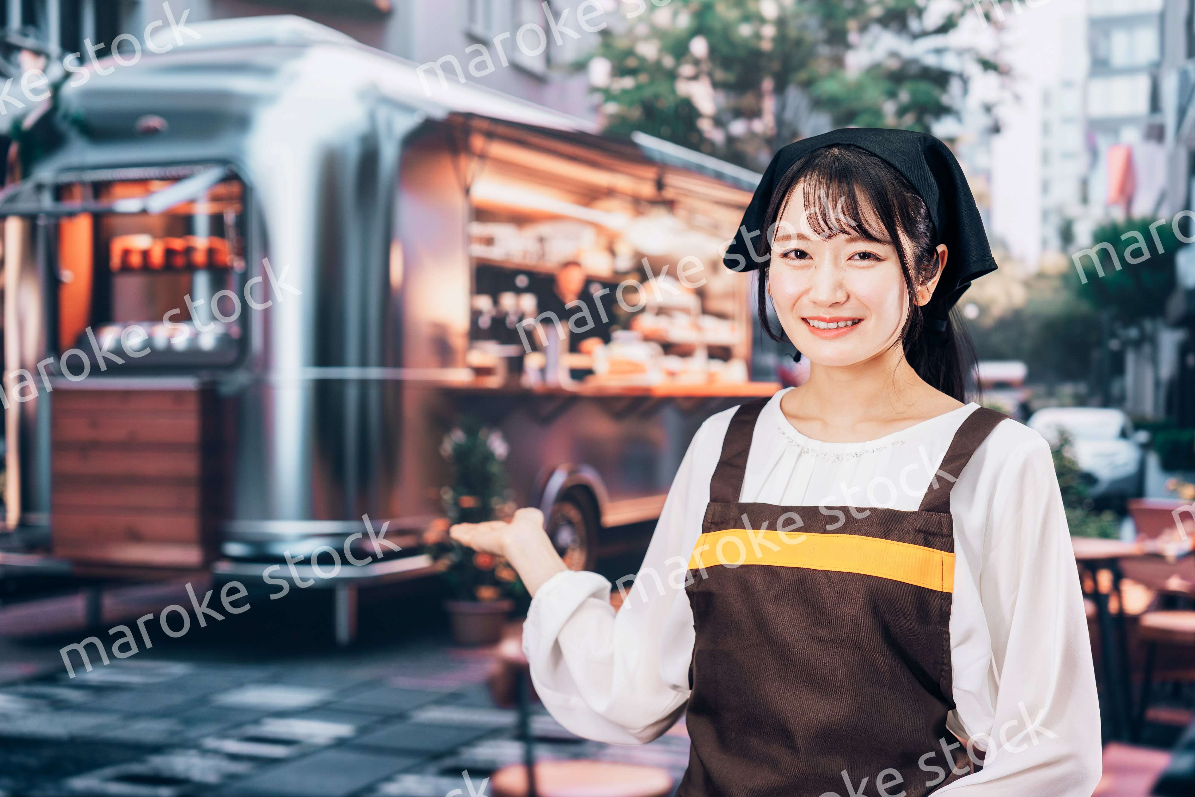 キッチンカーでスタッフをする若い女性
