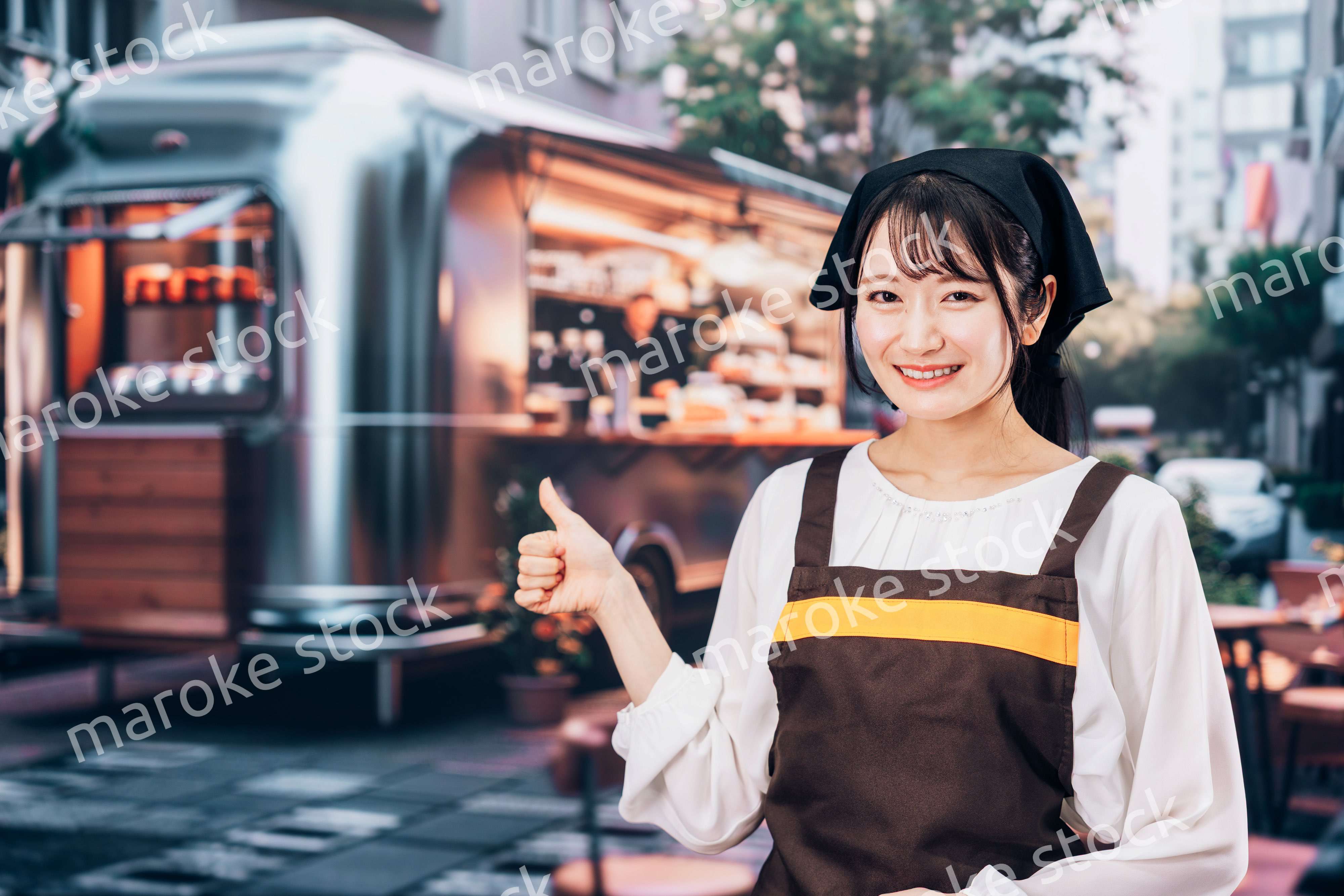キッチンカーでスタッフをする若い女性