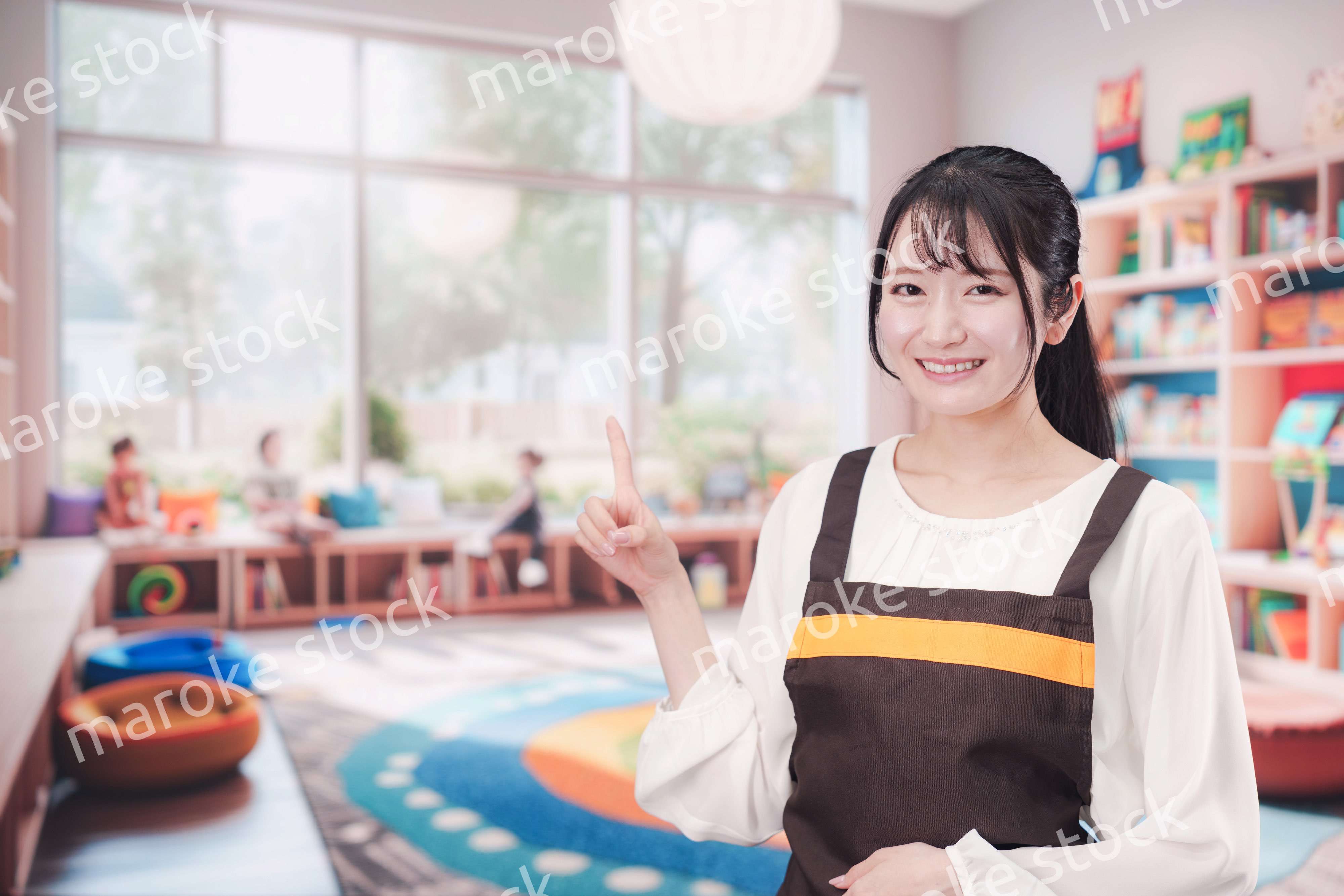 笑顔で働く保育士の女性