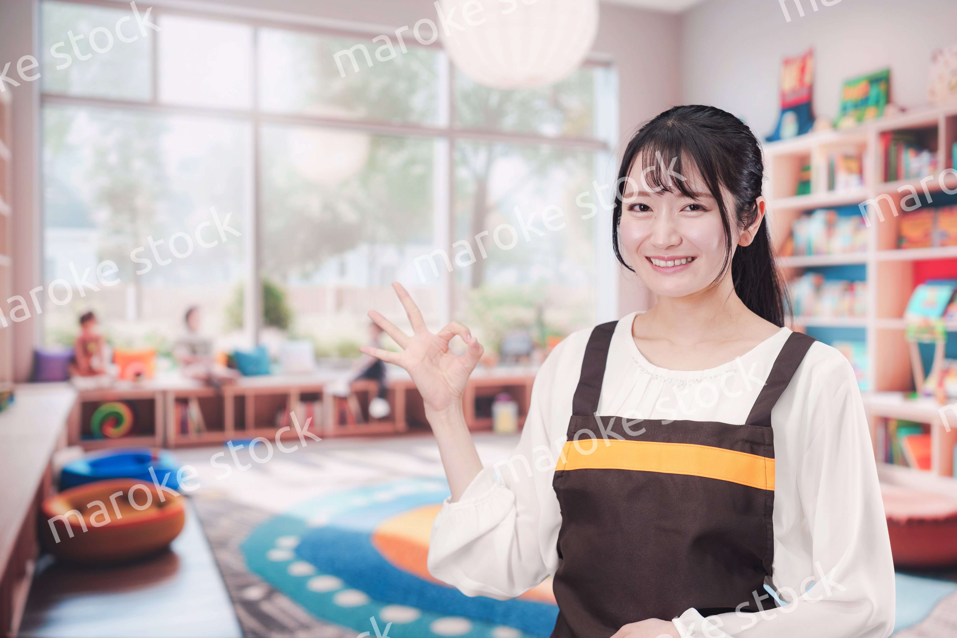 笑顔で働く保育士の女性