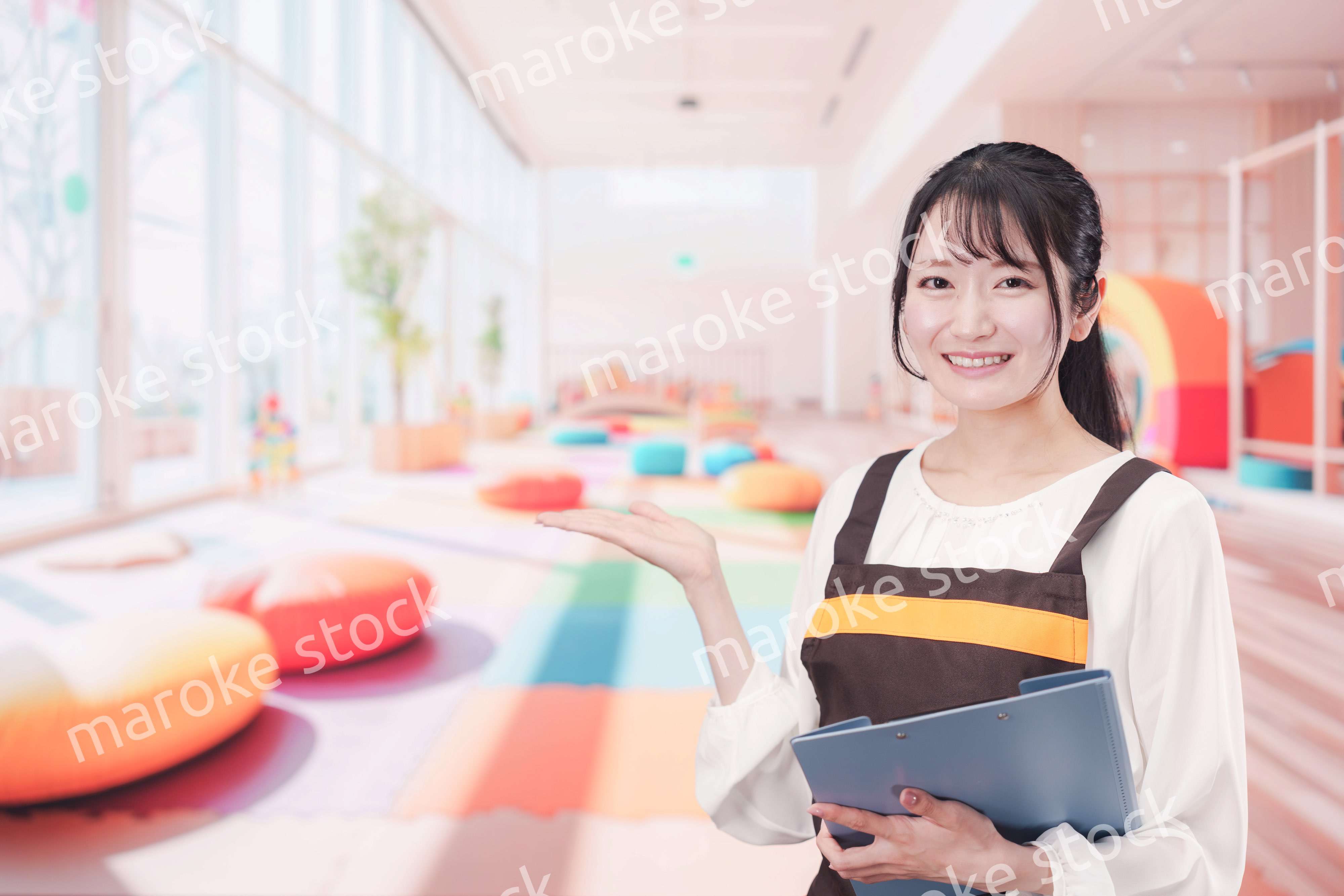 笑顔で働く保育士の女性