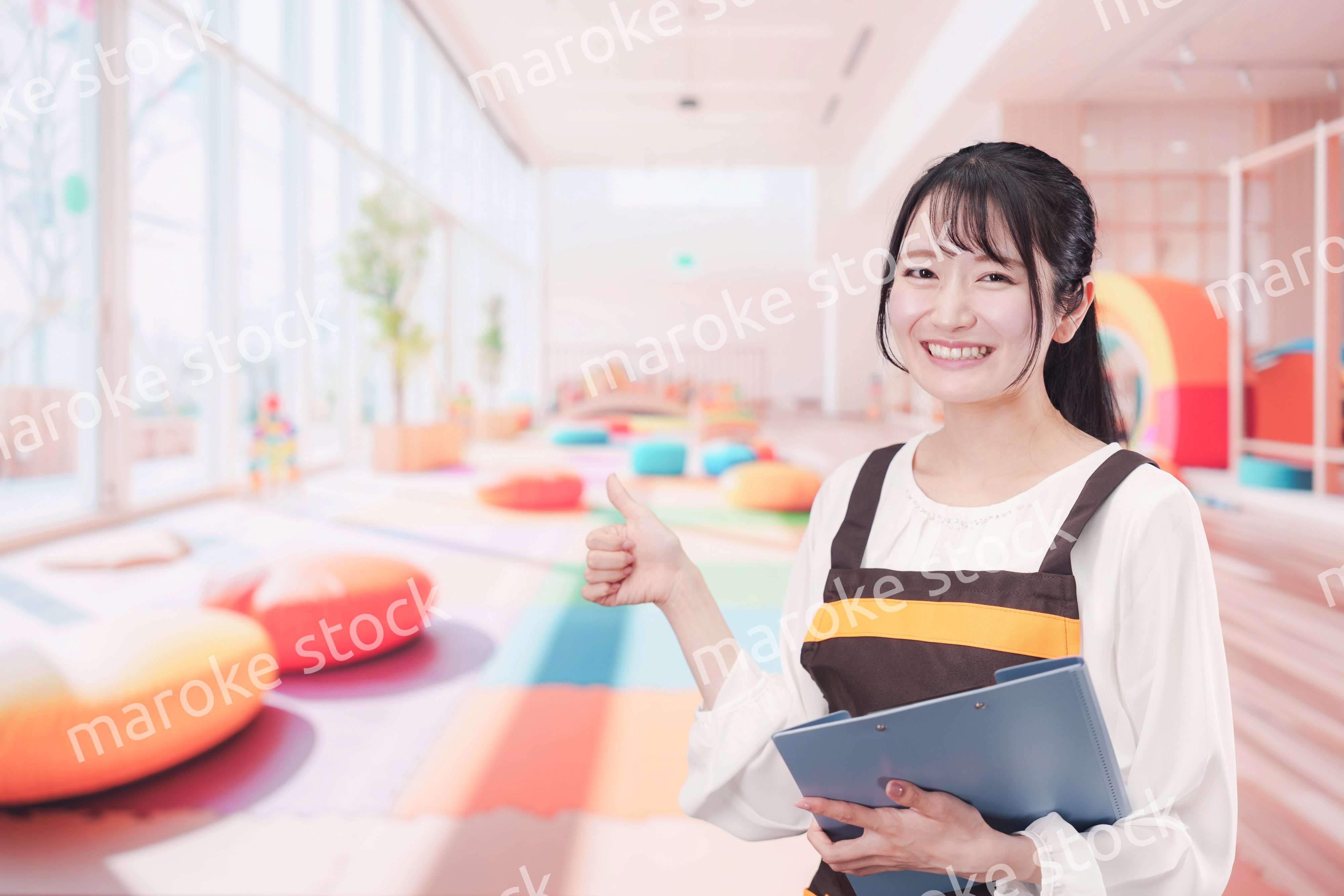 笑顔で働く保育士の女性