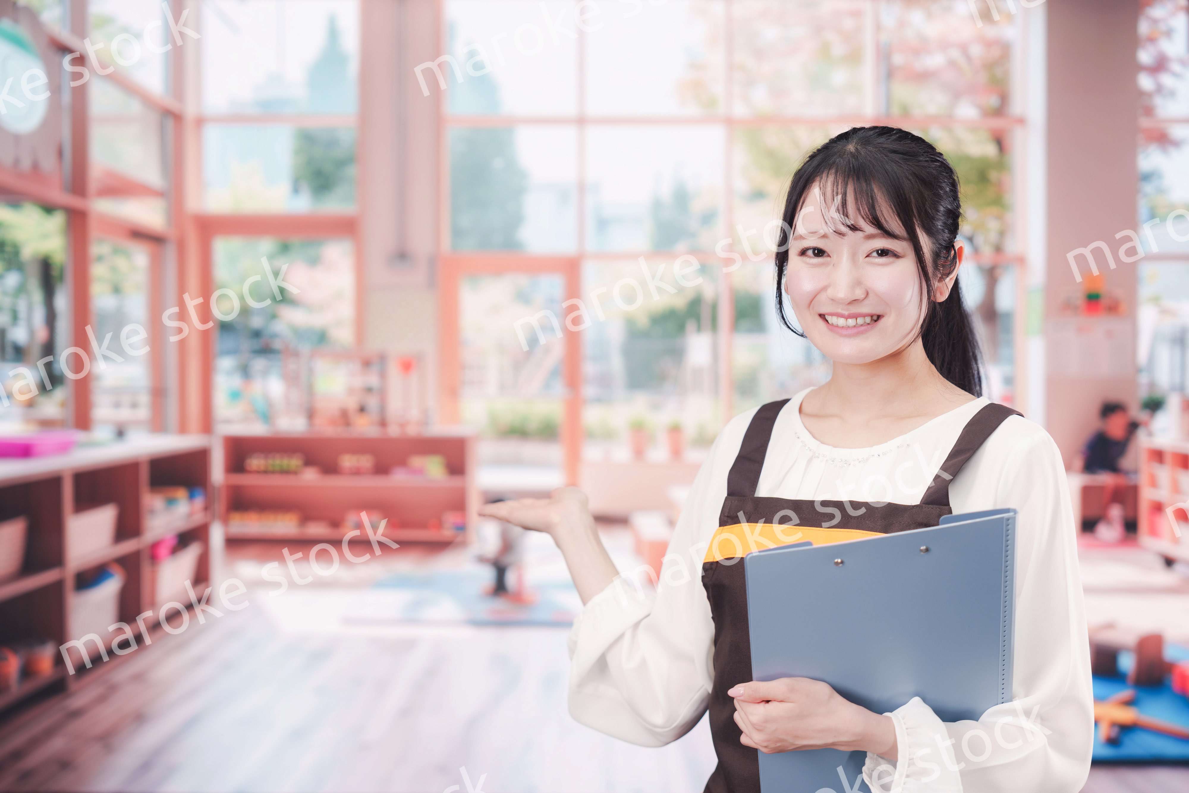 笑顔で働く保育士の女性