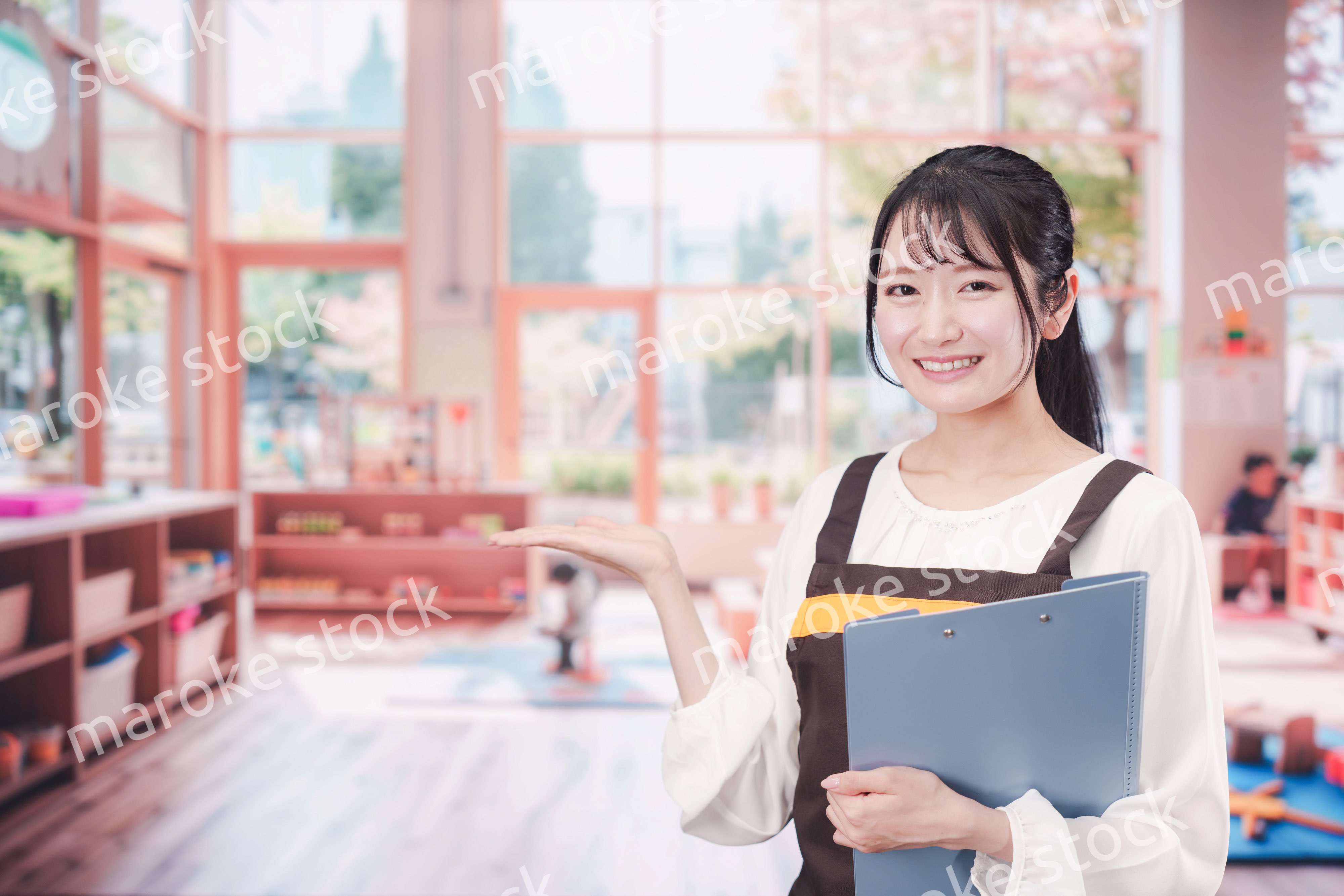 笑顔で働く保育士の女性