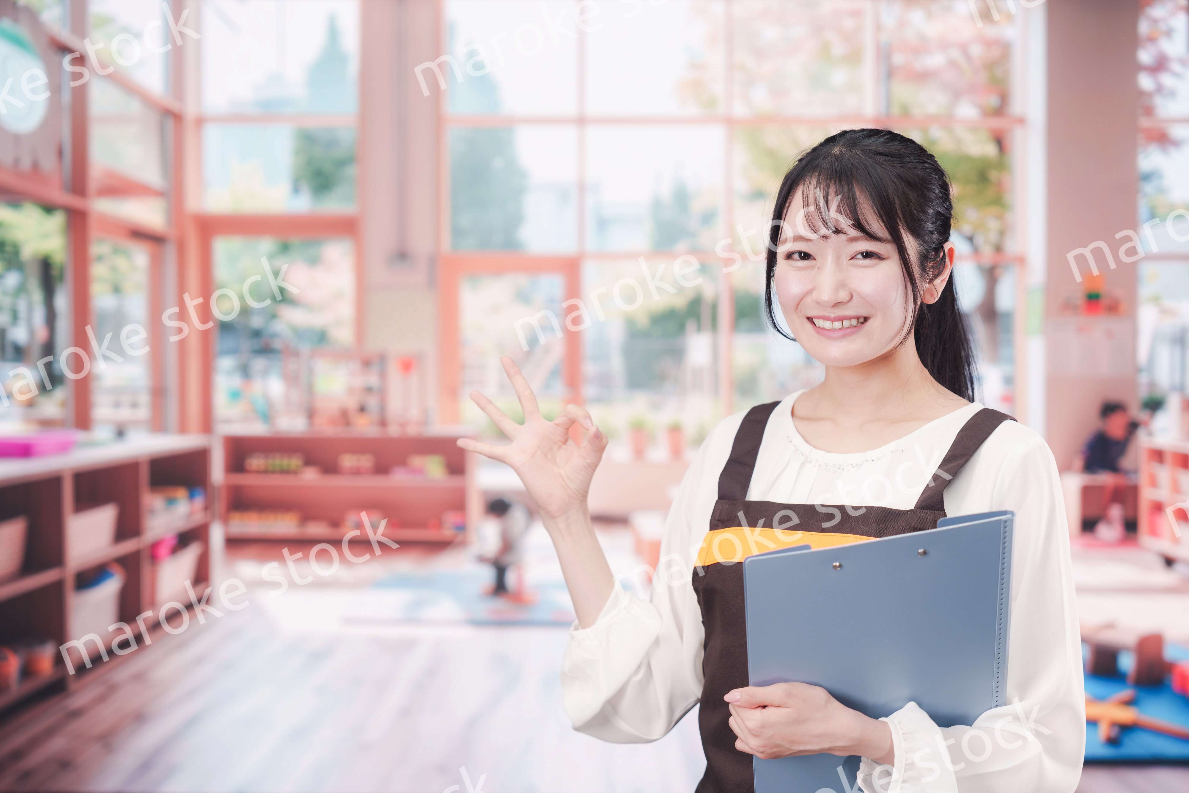 笑顔で働く保育士の女性