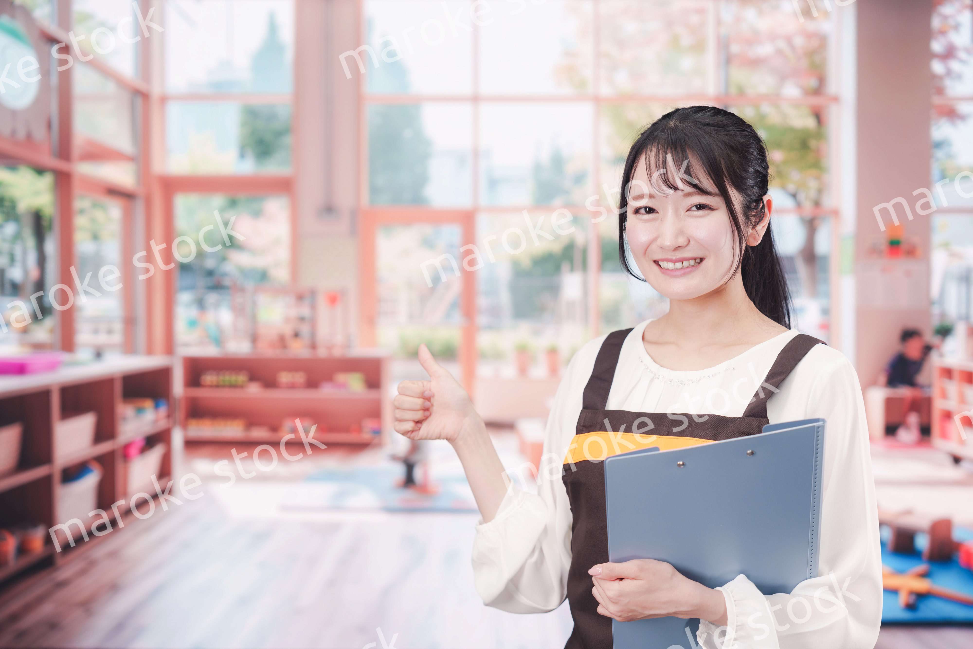 笑顔で働く保育士の女性