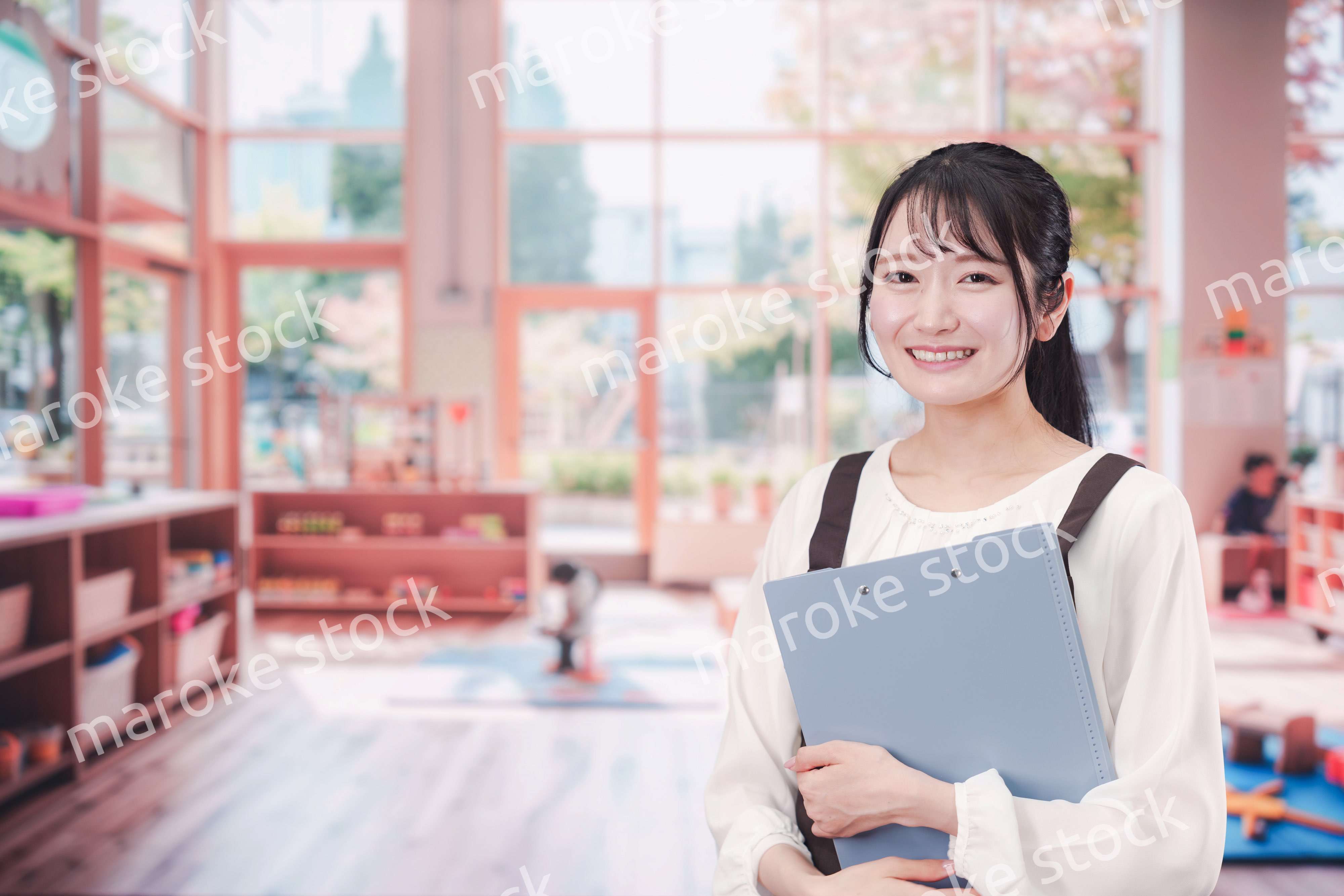 笑顔で働く保育士の女性