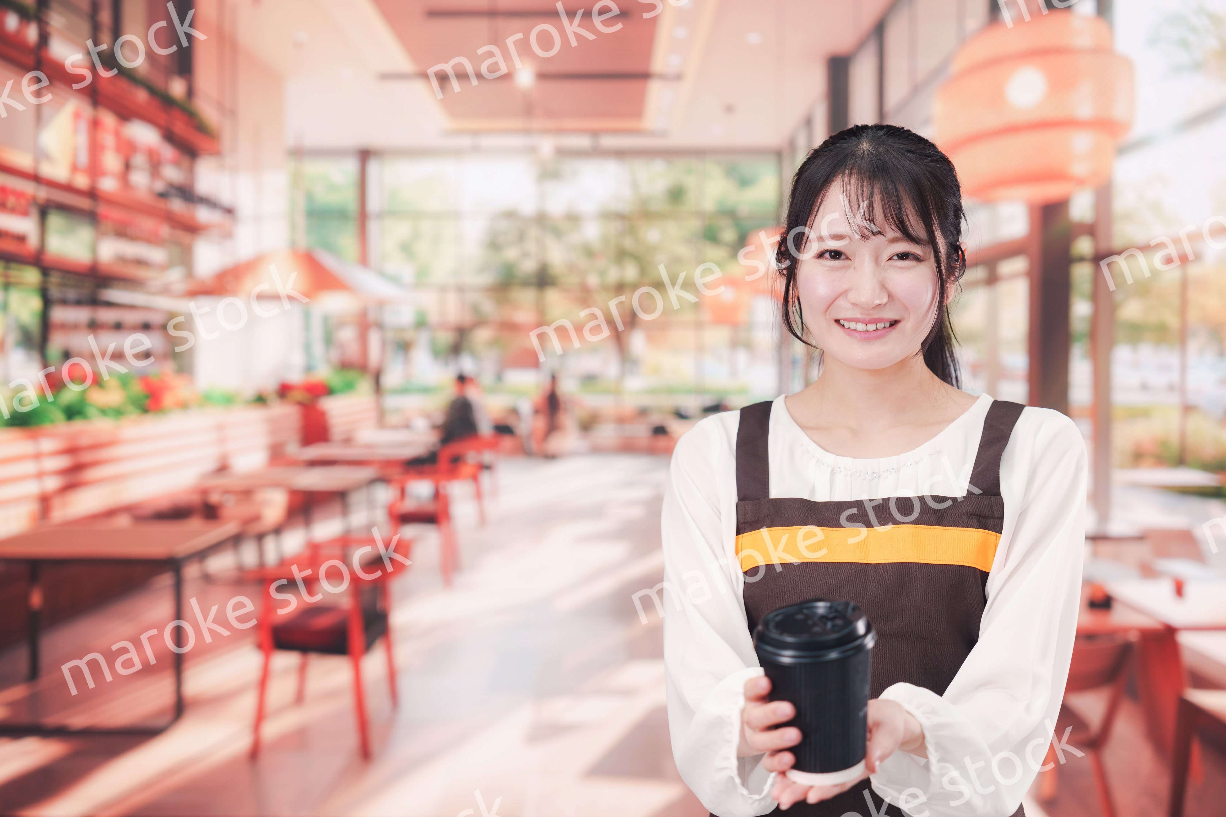 カフェで働く若い女性