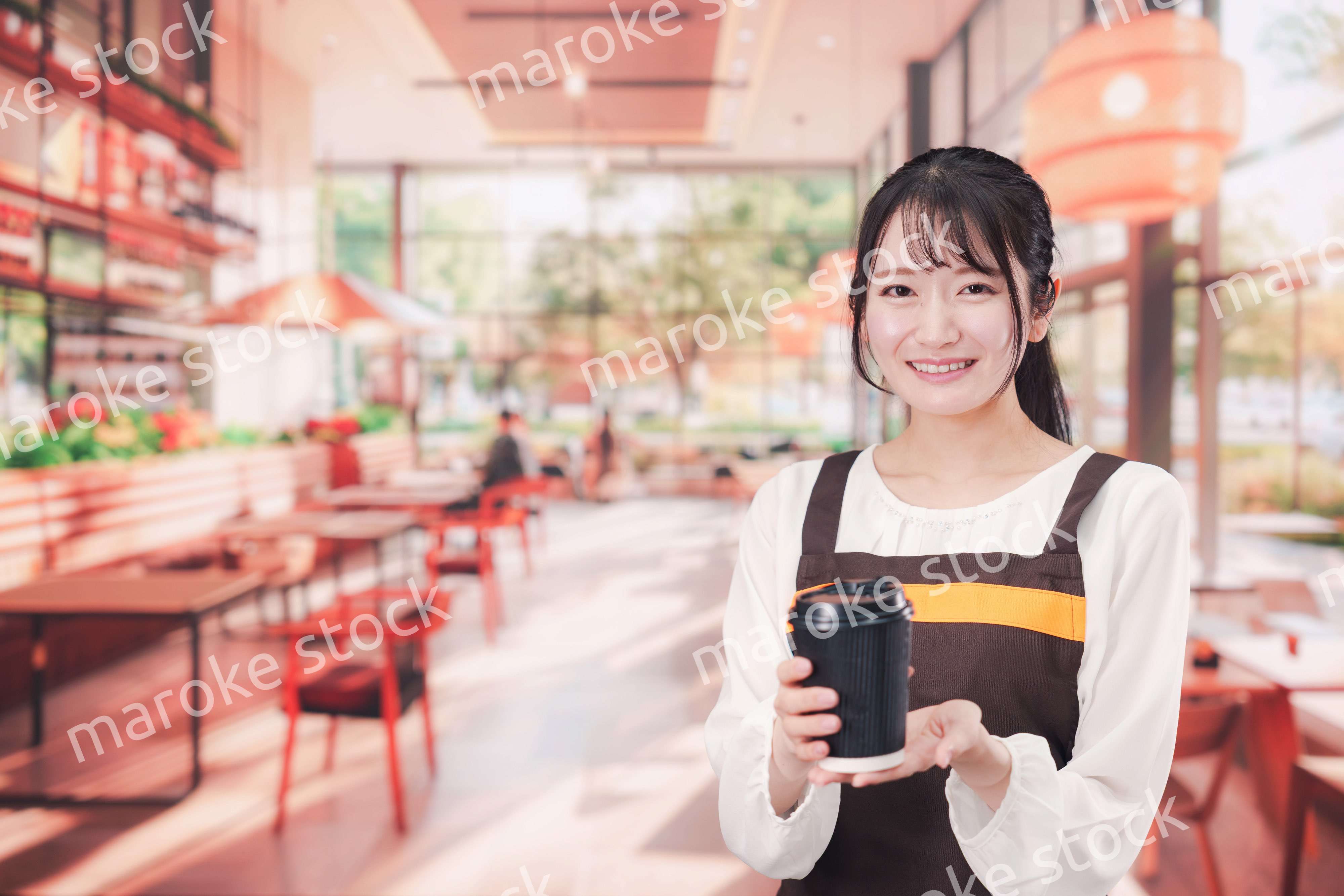 カフェで働く若い女性