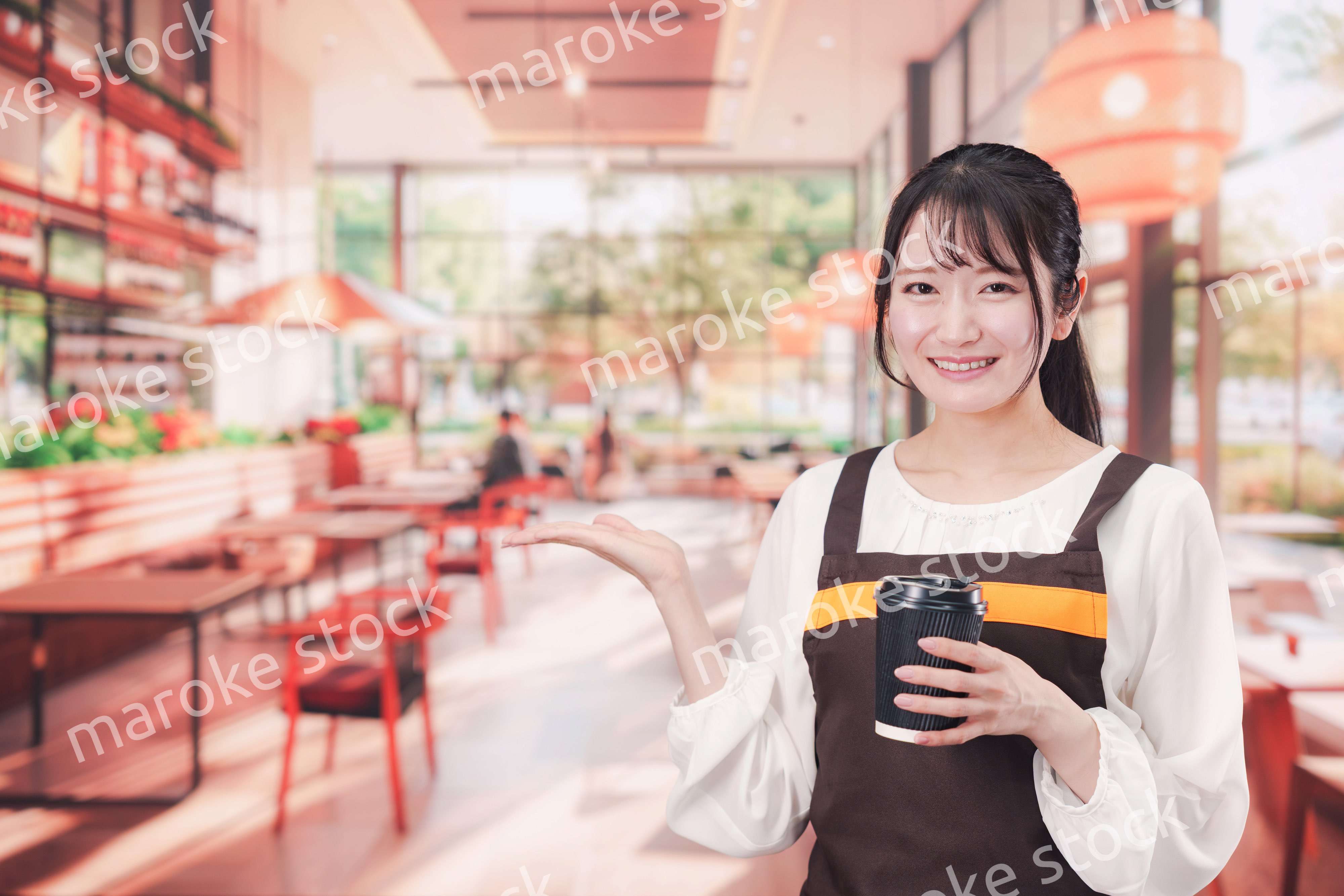 カフェで働く若い女性