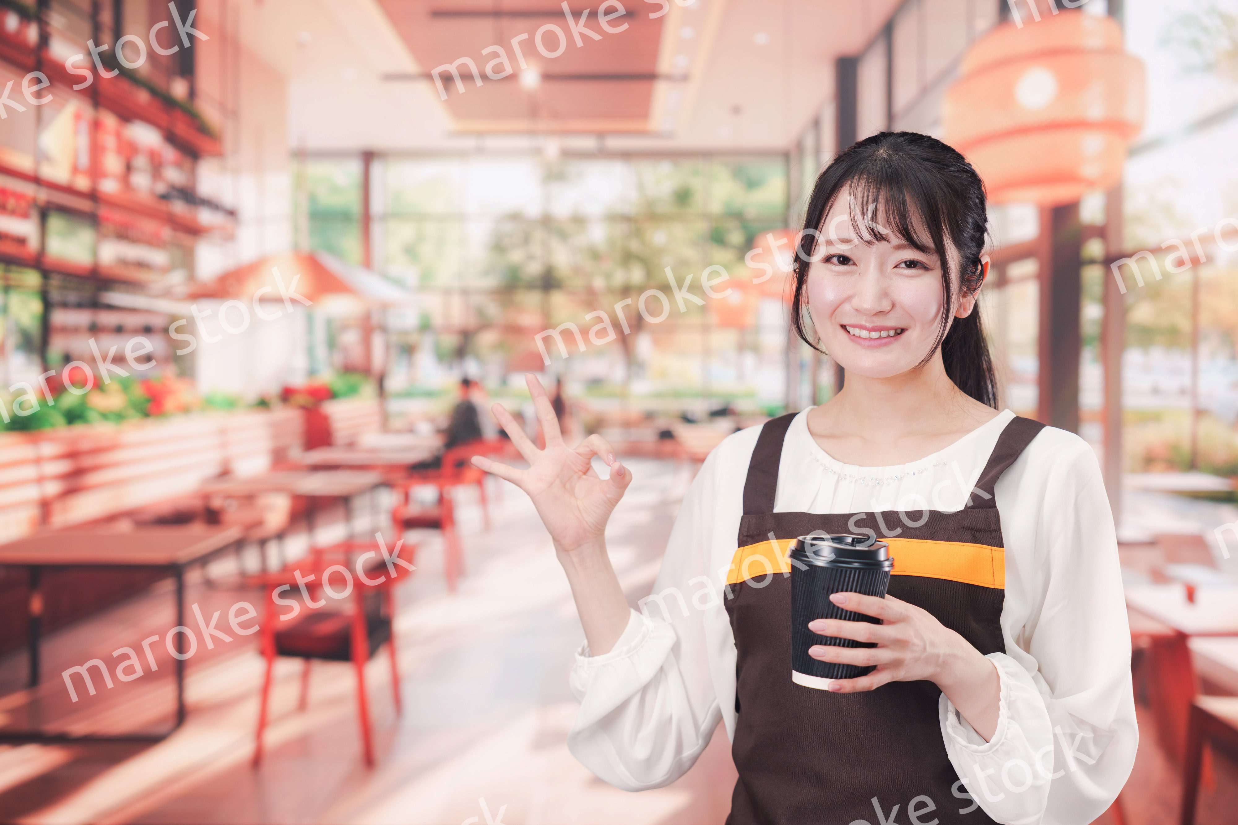 カフェで働く若い女性