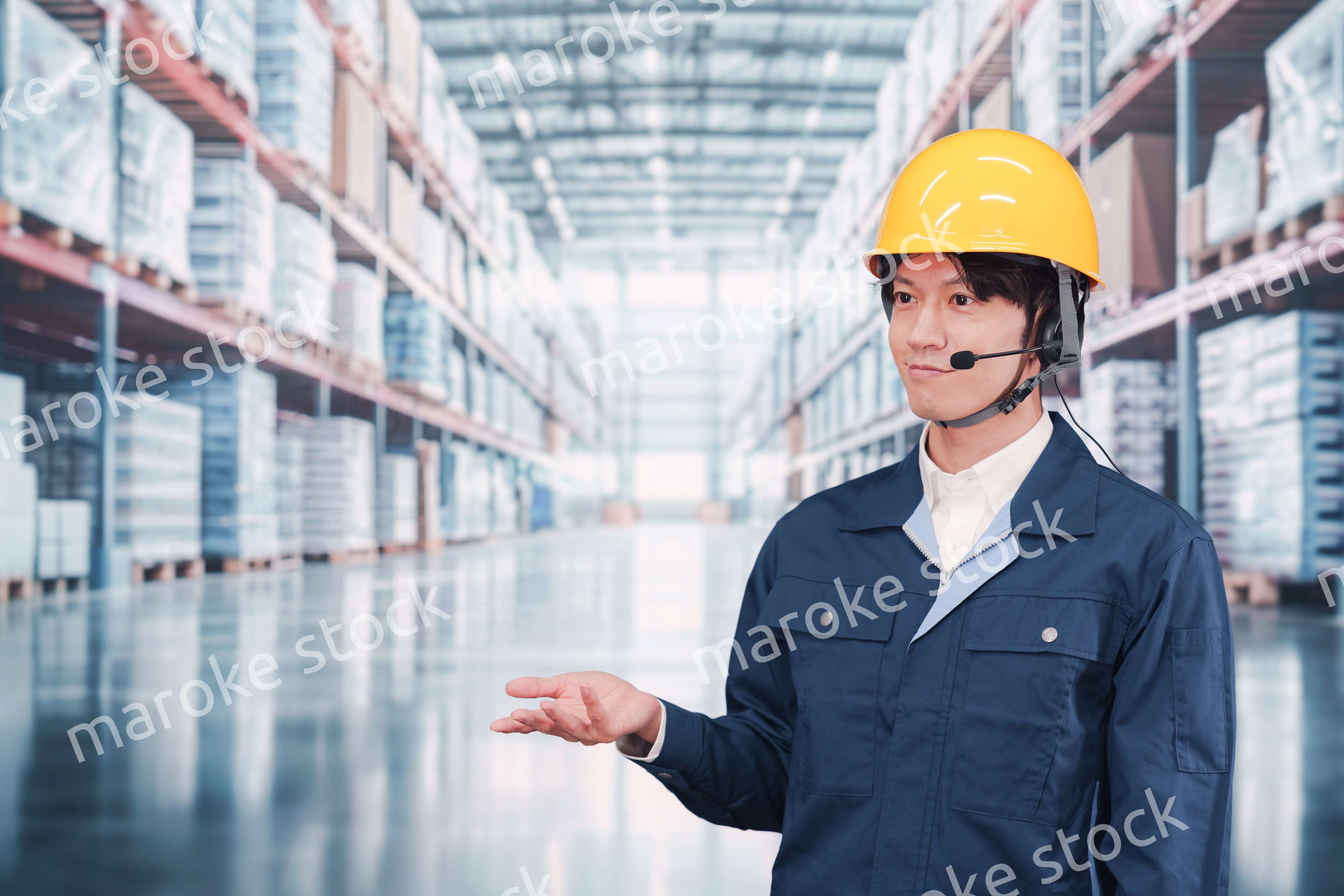 倉庫でヘッドセットをつけてオペレーションをする男性職員