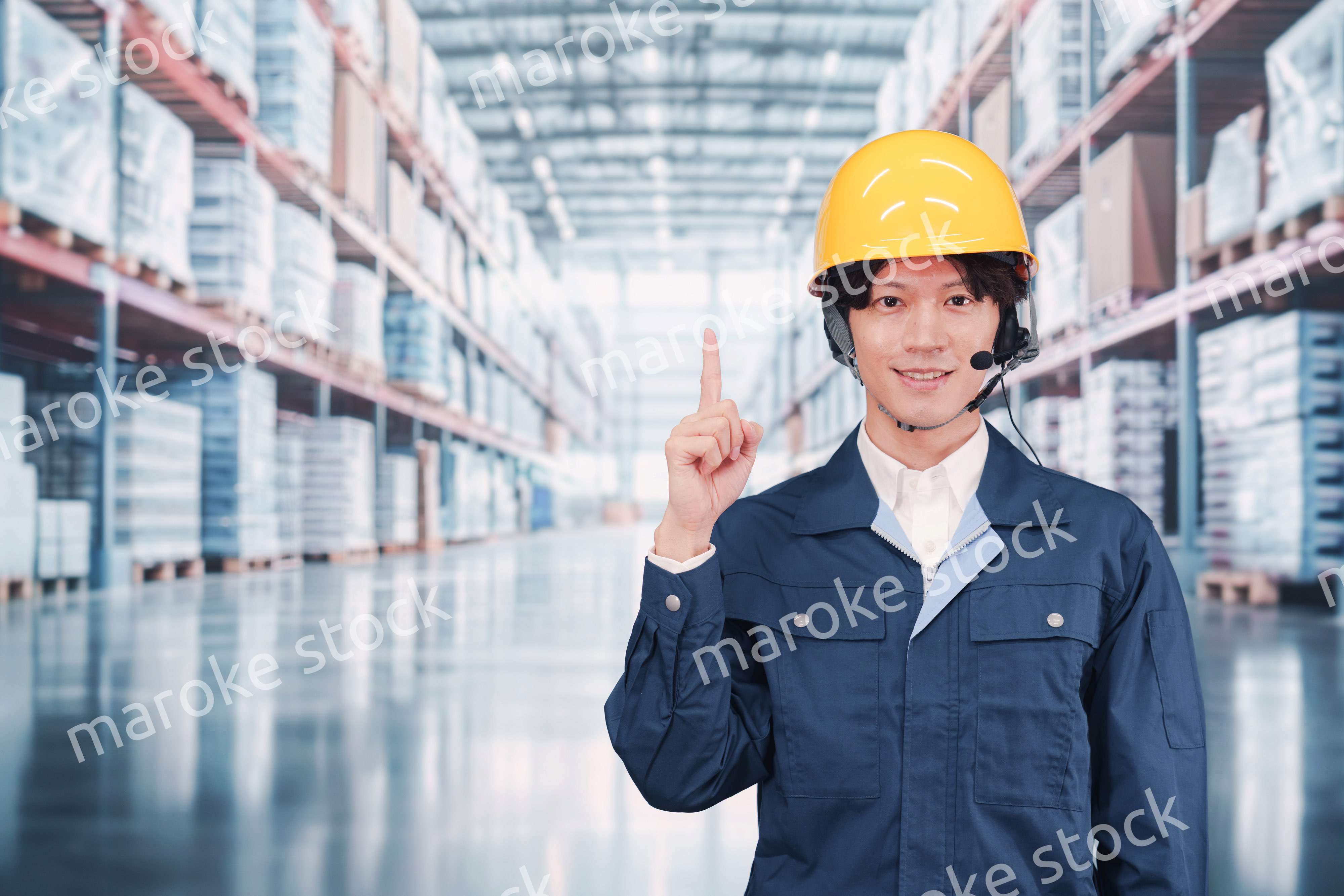 倉庫でヘッドセットをつけてオペレーションをする男性職員