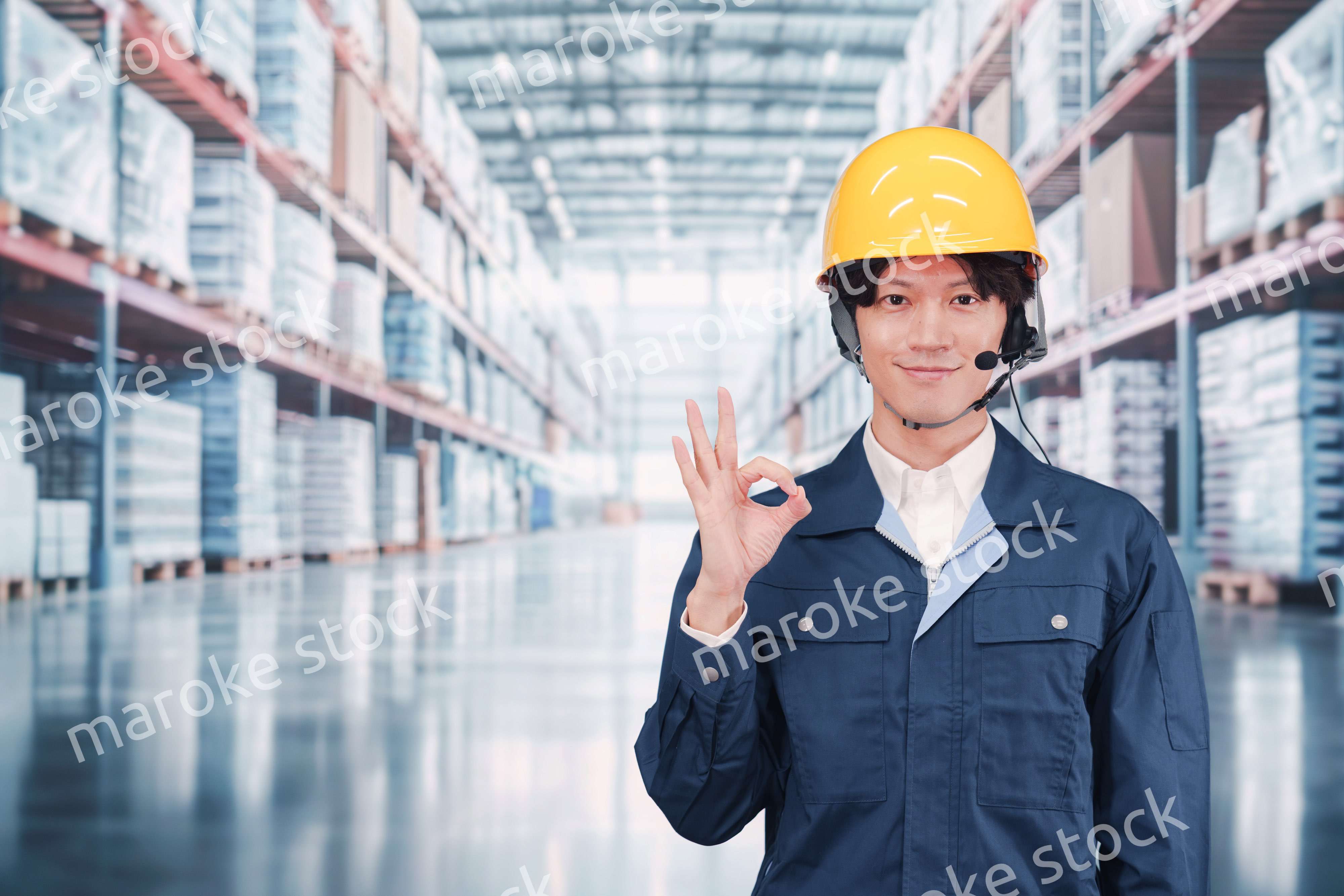 倉庫でヘッドセットをつけてオペレーションをする男性職員