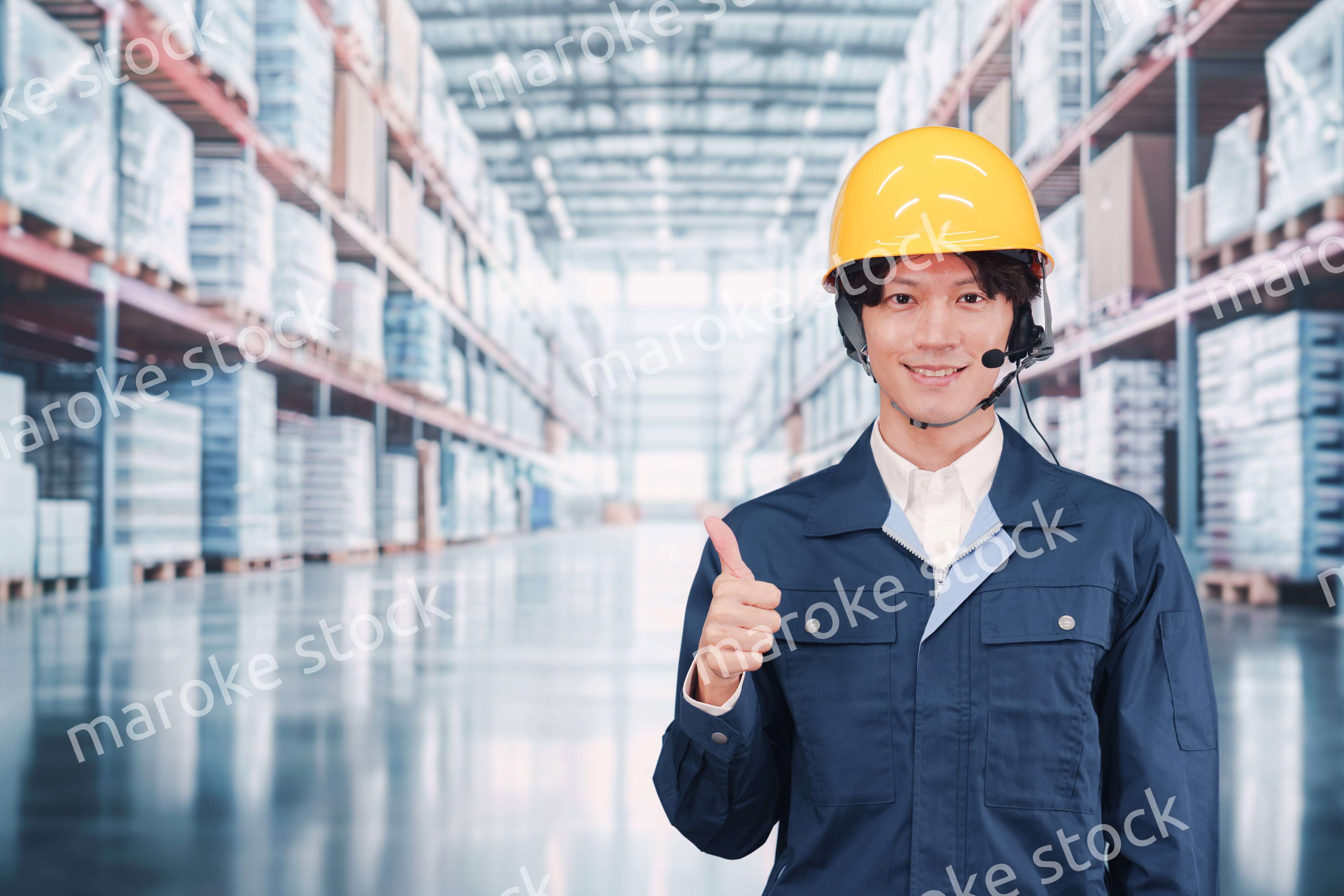 倉庫でヘッドセットをつけてオペレーションをする男性職員