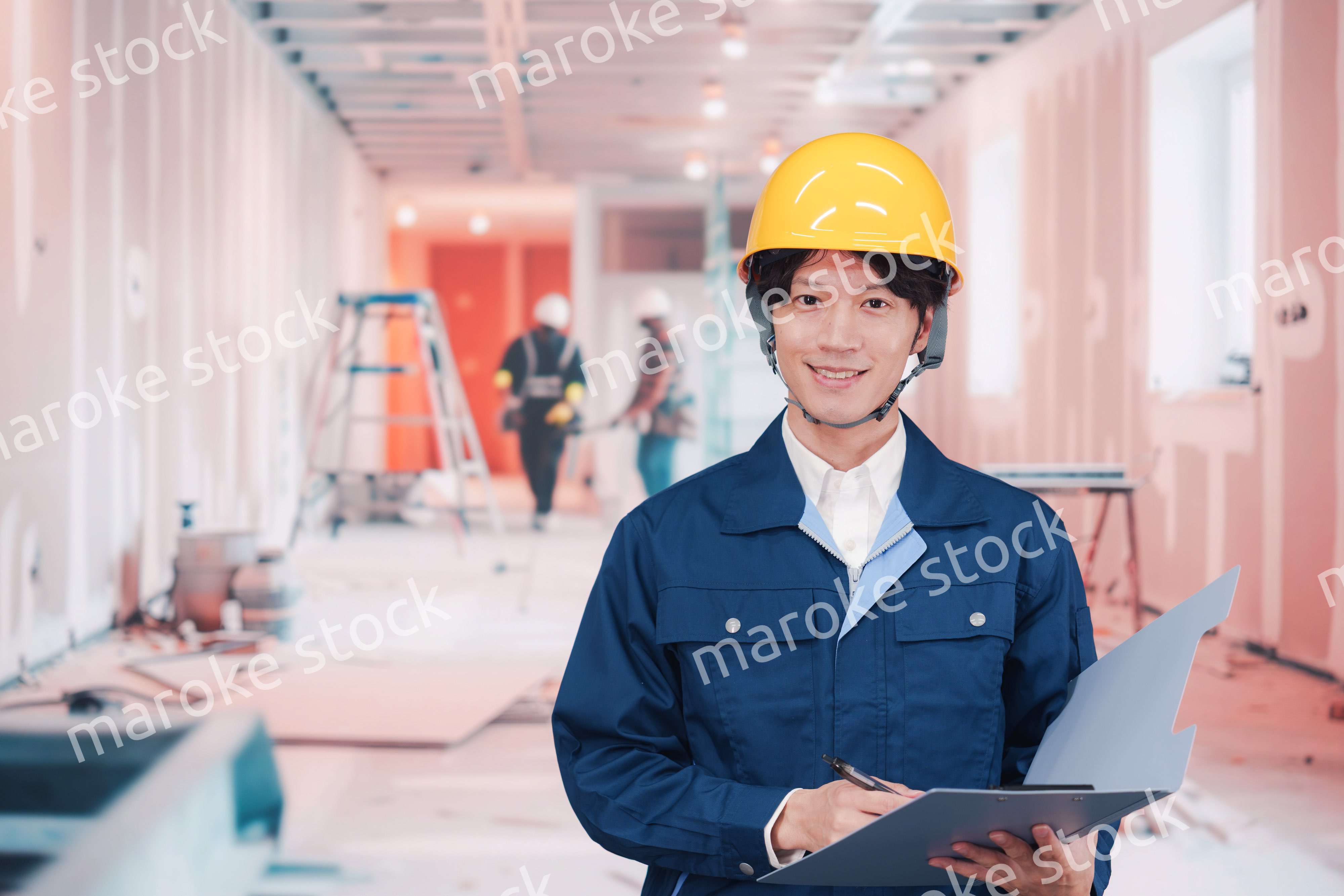 内装作業現場で働く若い作業員の男性