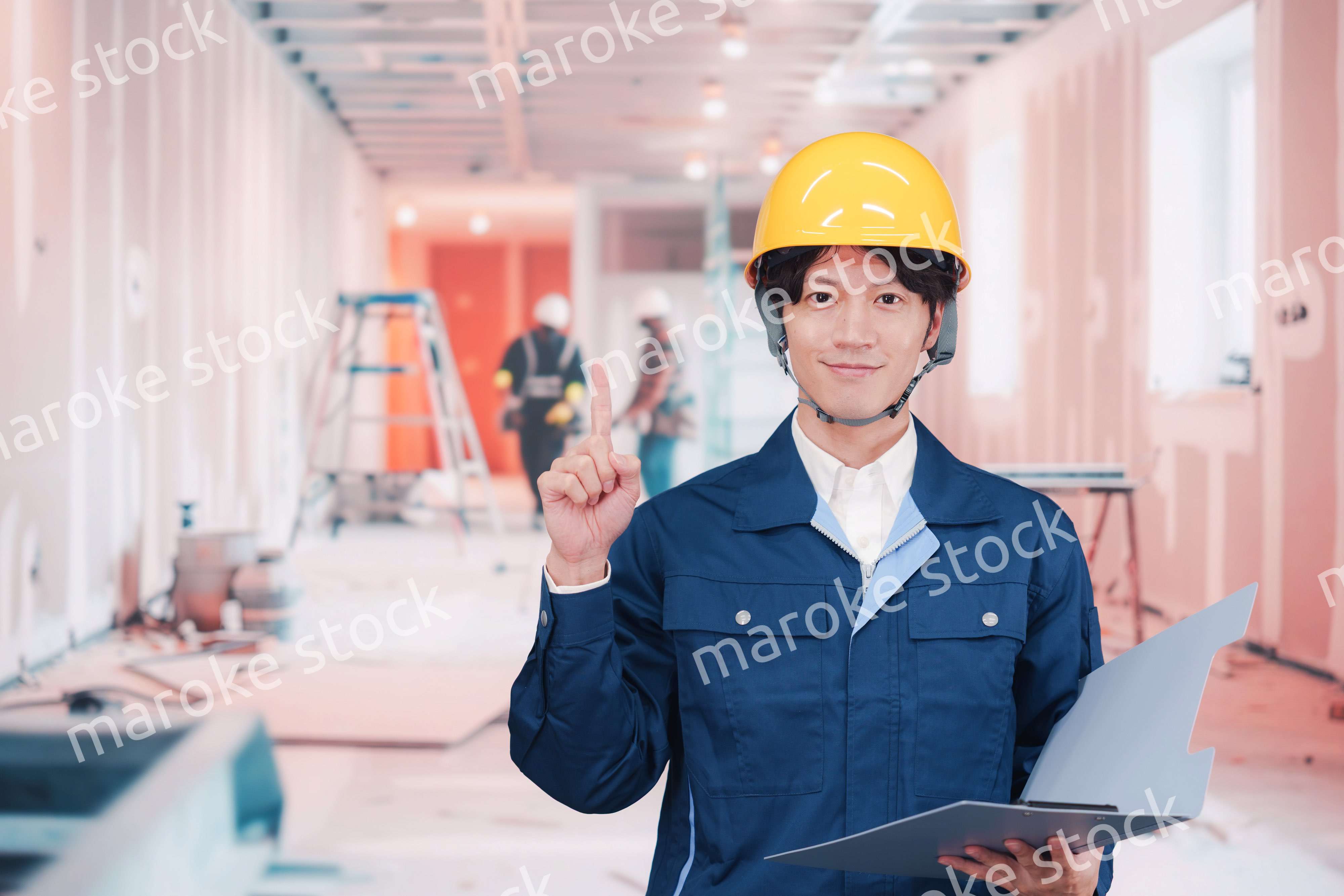 内装作業現場で働く若い作業員の男性