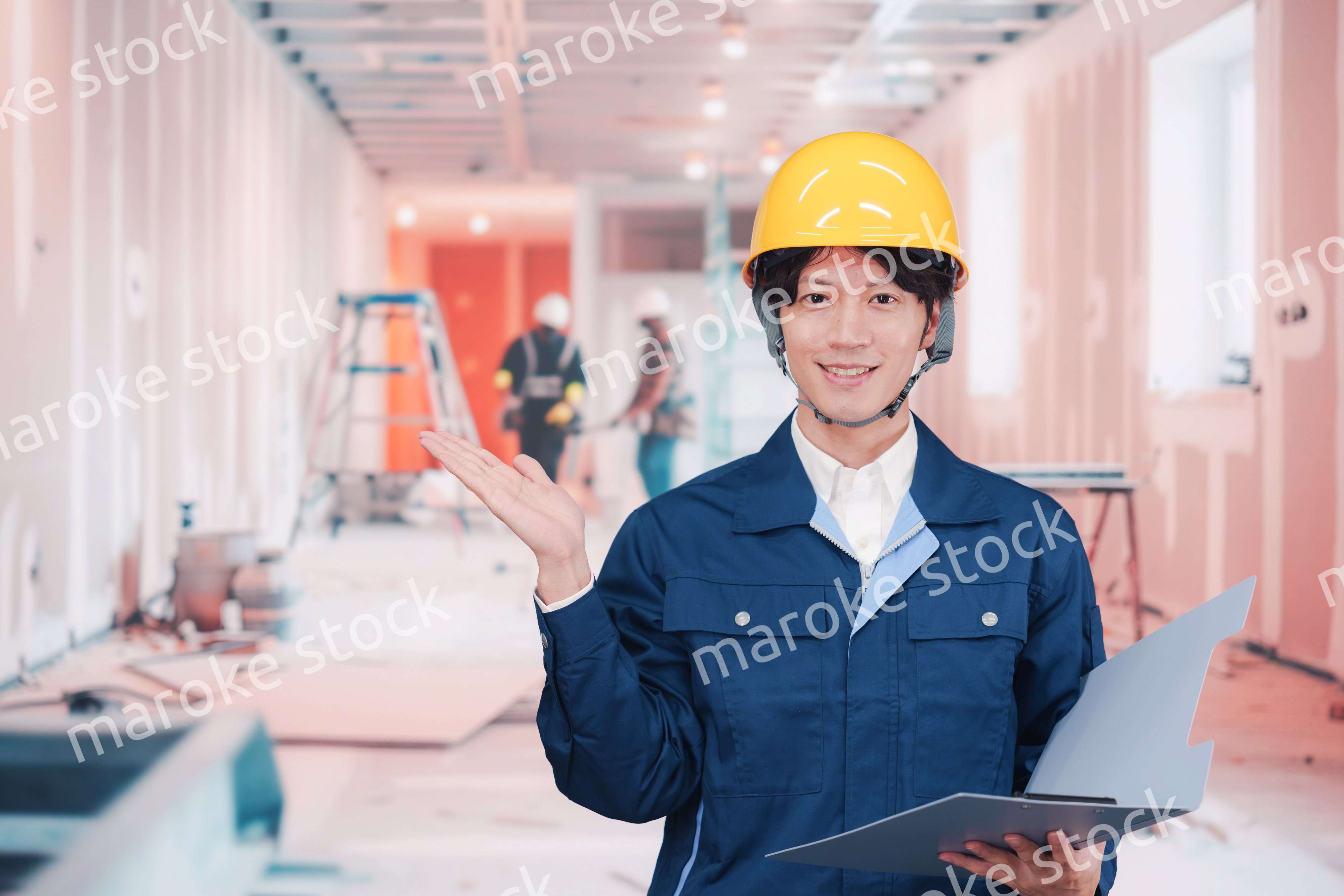 内装作業現場で働く若い作業員の男性