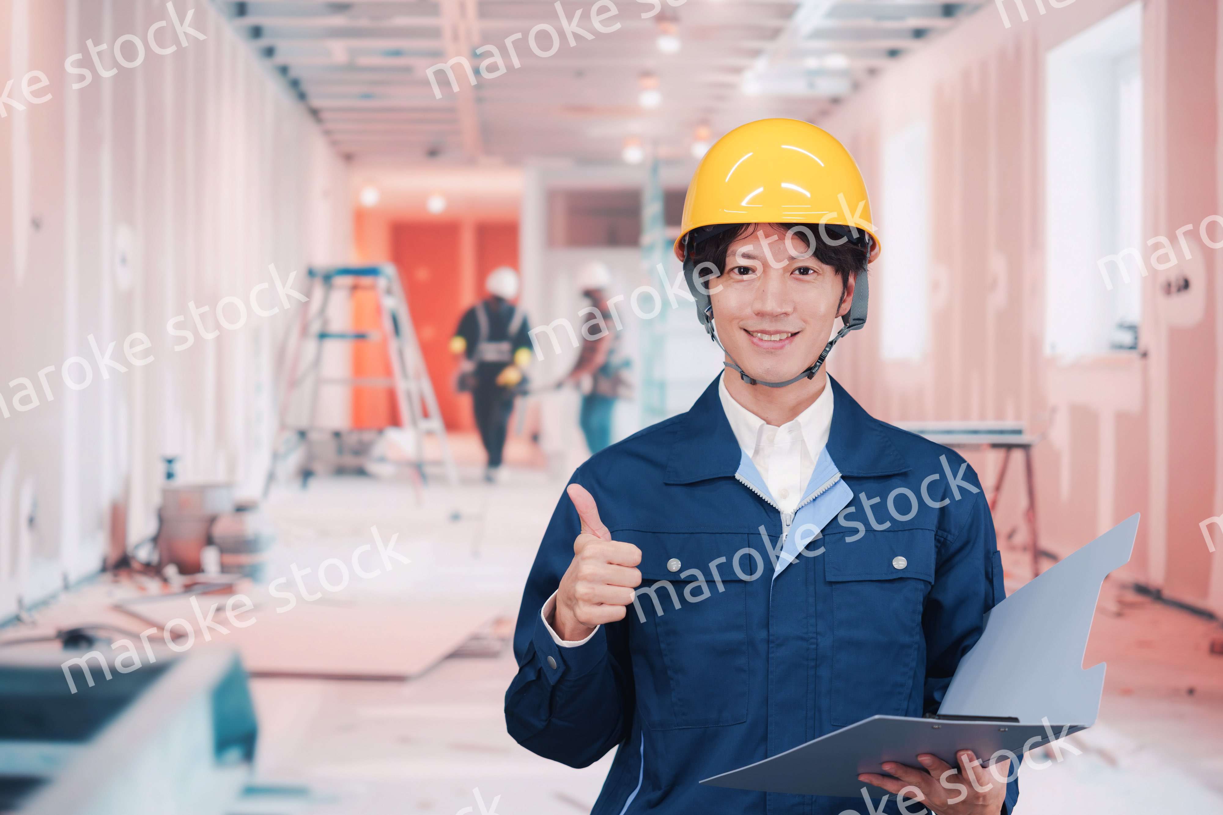 内装作業現場で働く若い作業員の男性