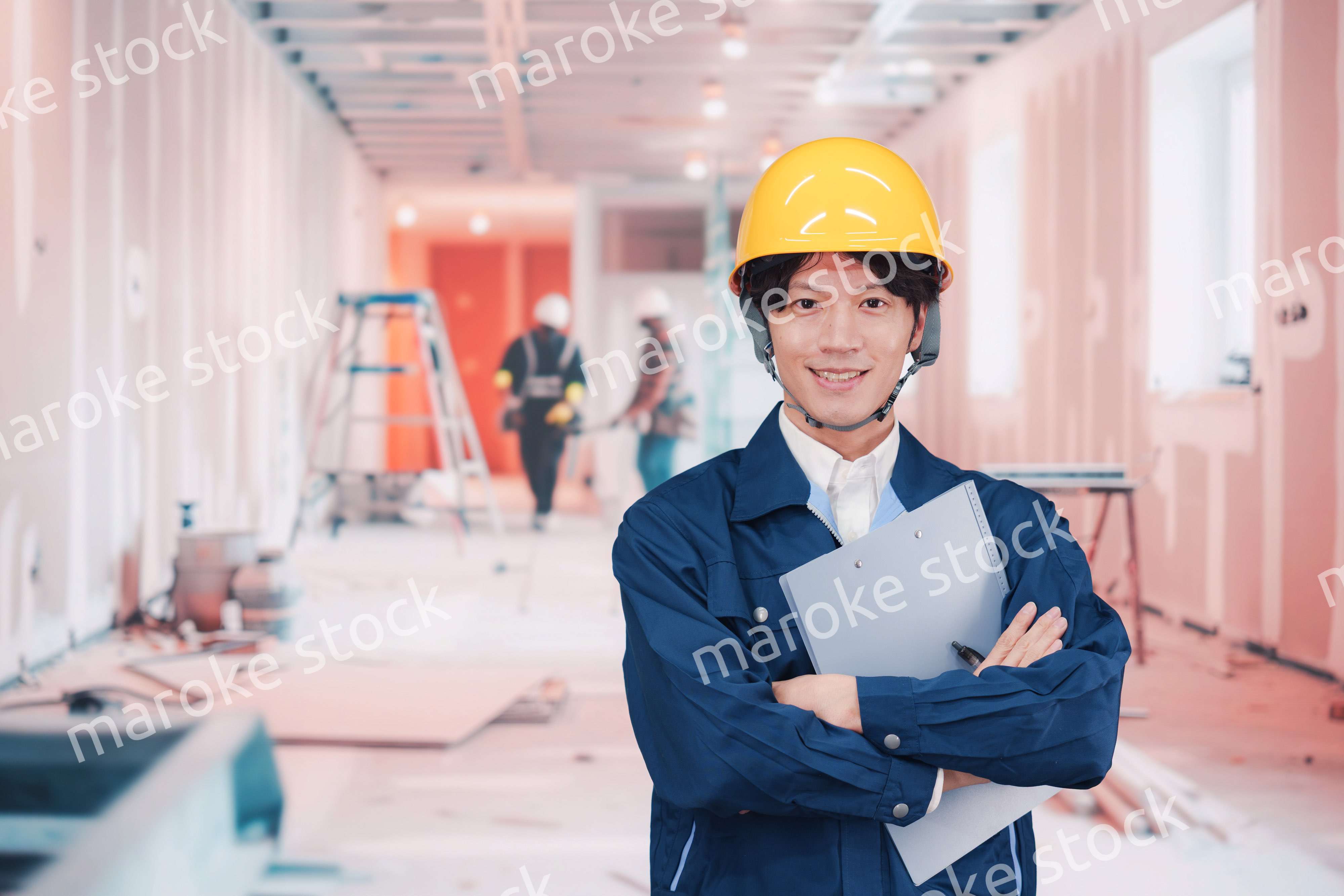 内装作業現場で働く若い作業員の男性