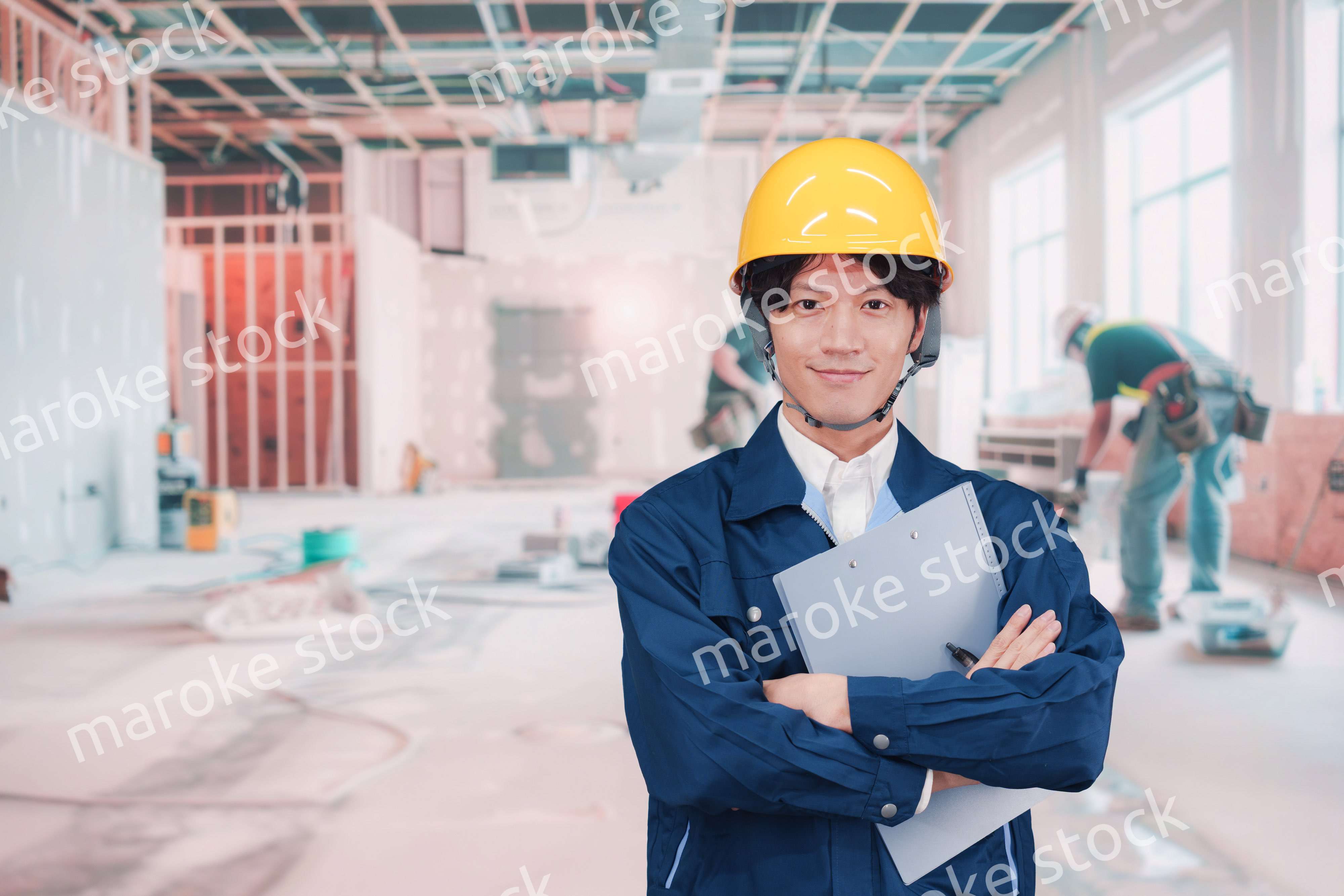 内装作業現場で働く若い作業員の男性