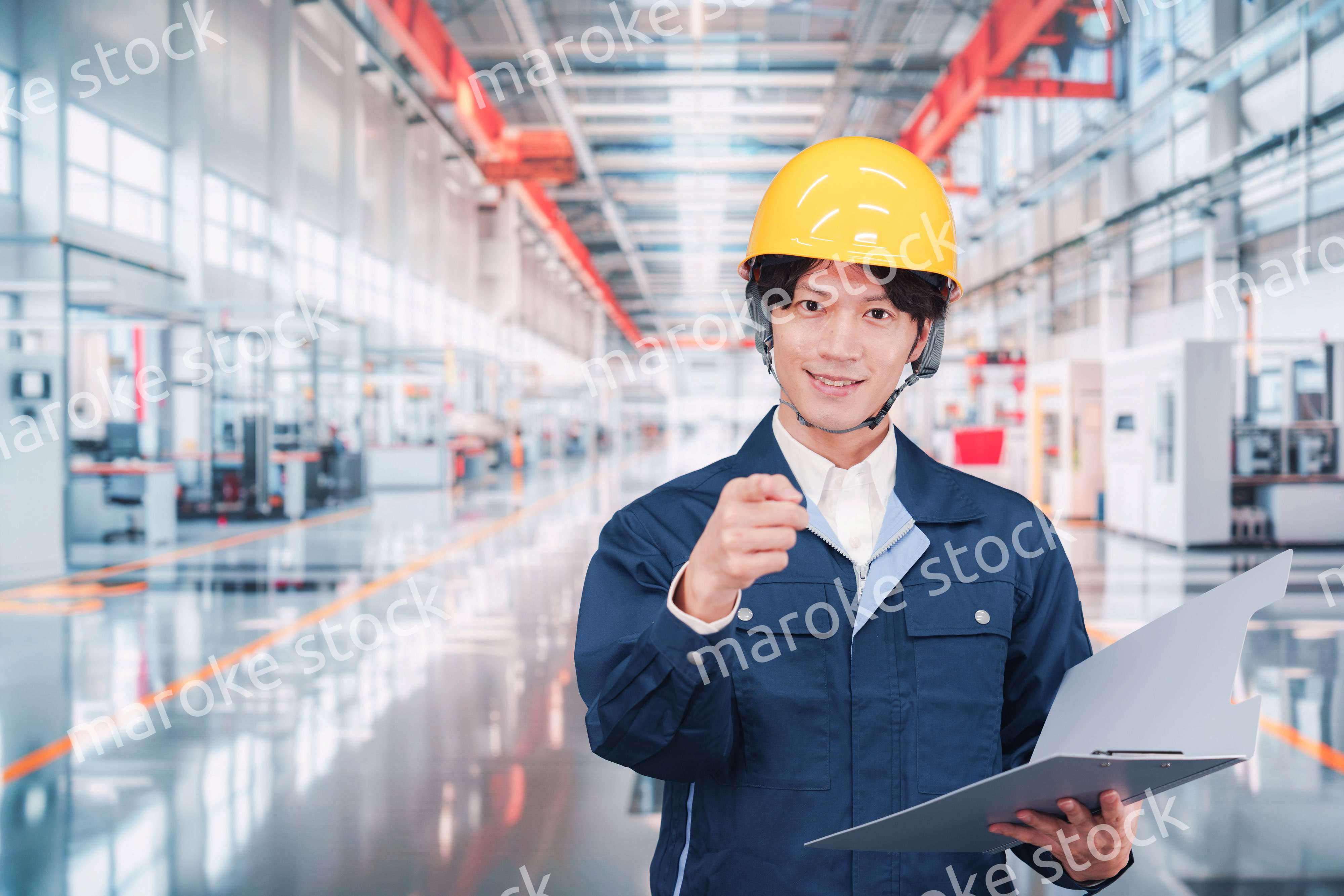 最先端の工場で働く若い男性スタッフ