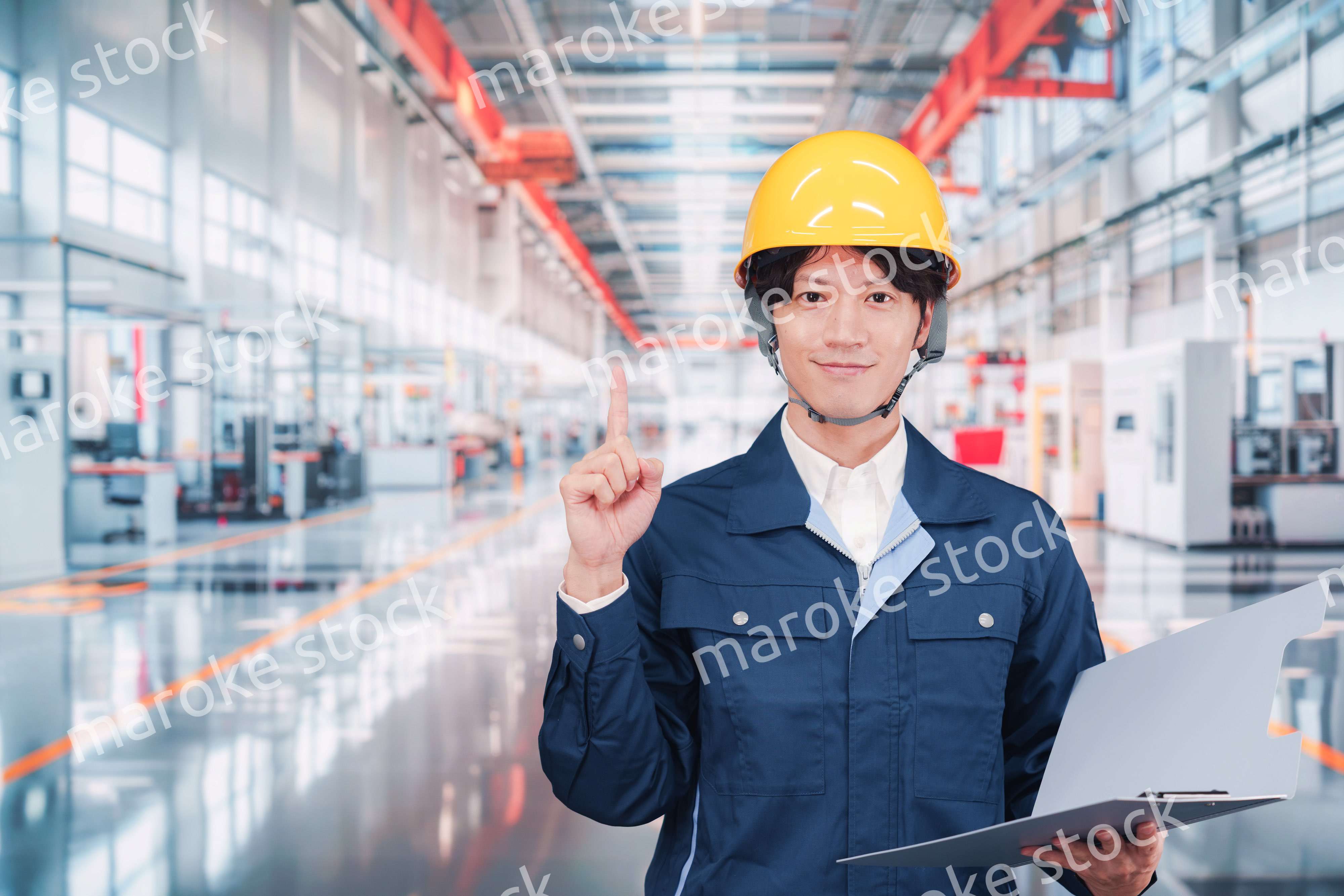 最先端の工場で働く若い男性スタッフ