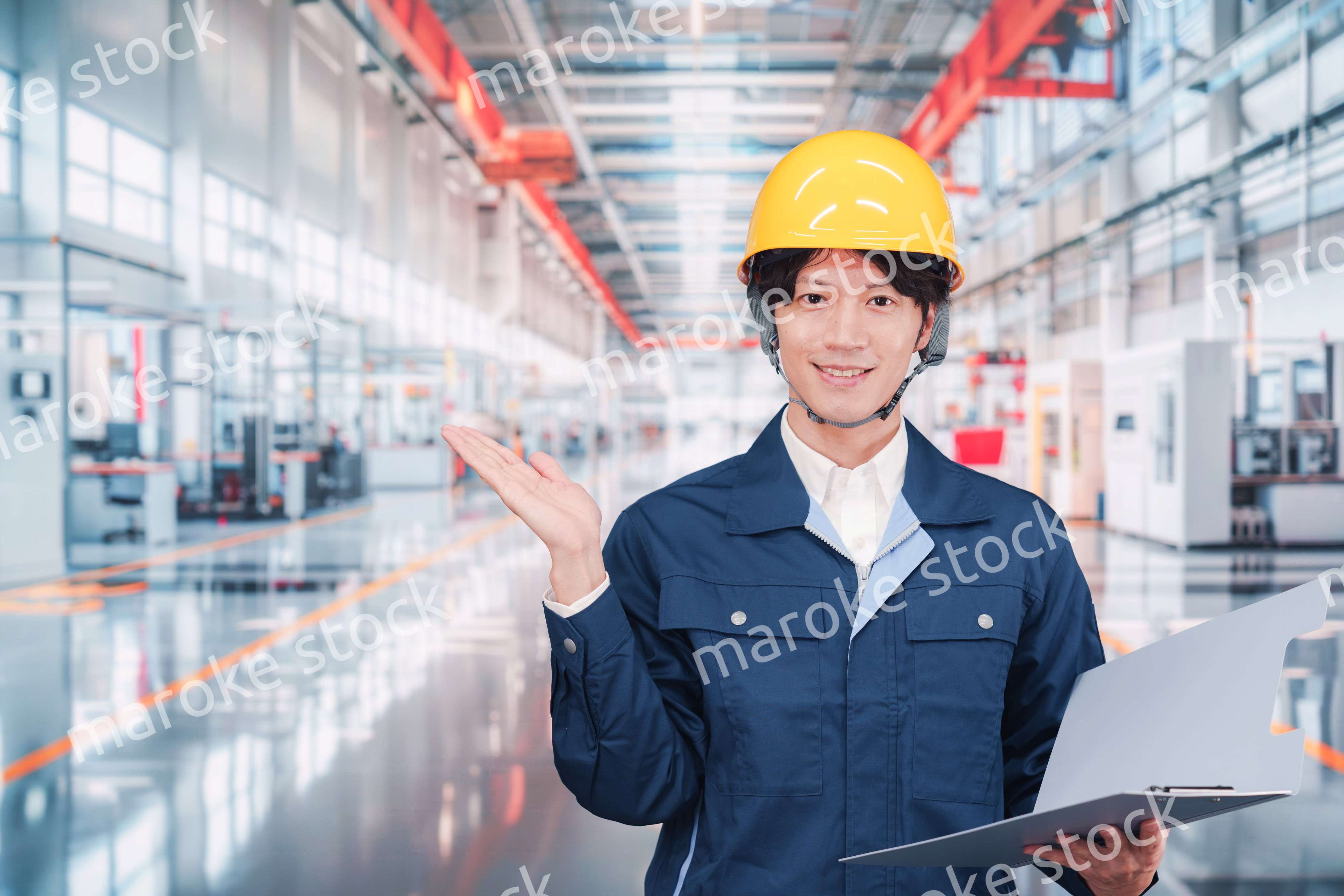 最先端の工場で働く若い男性スタッフ