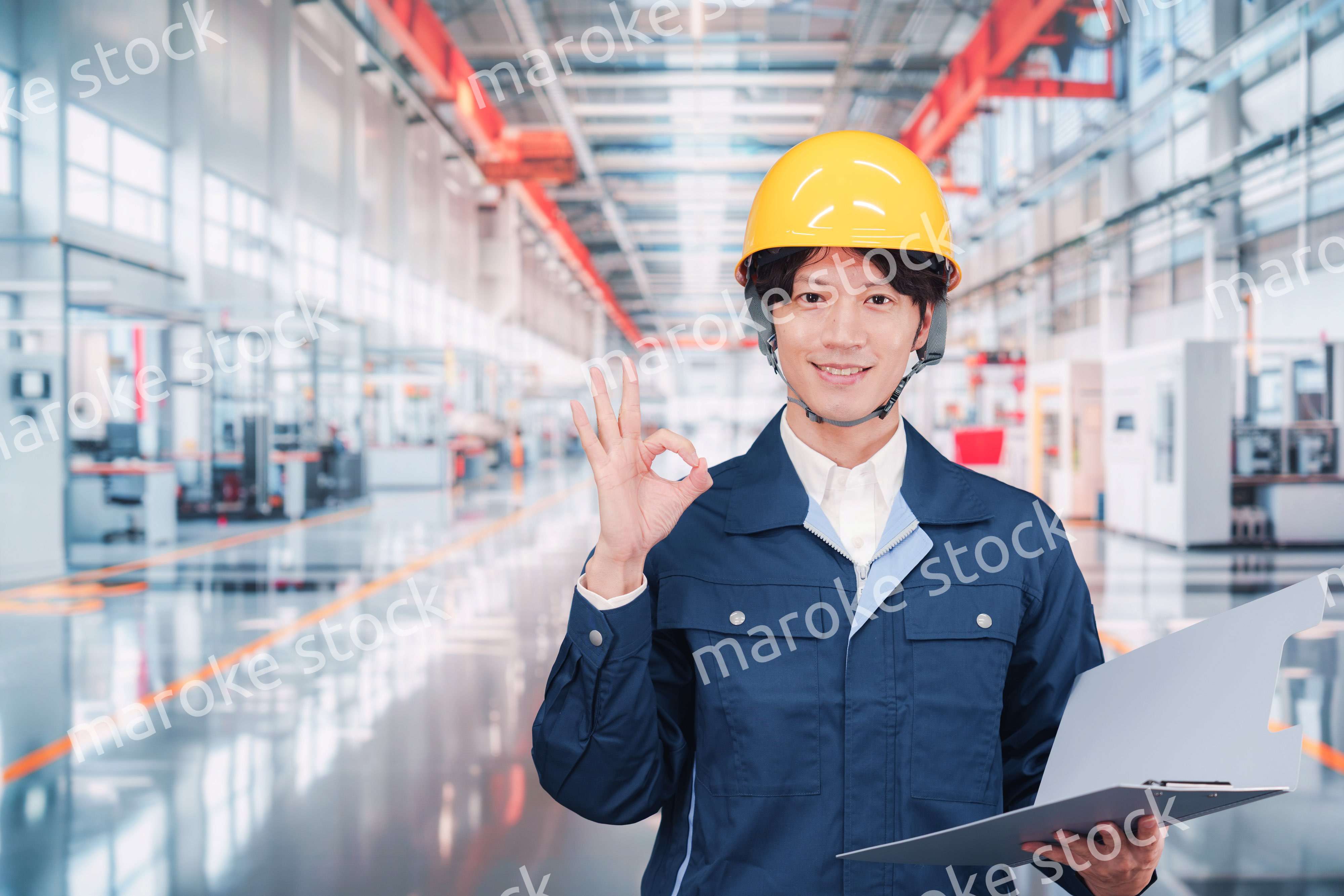 最先端の工場で働く若い男性スタッフ