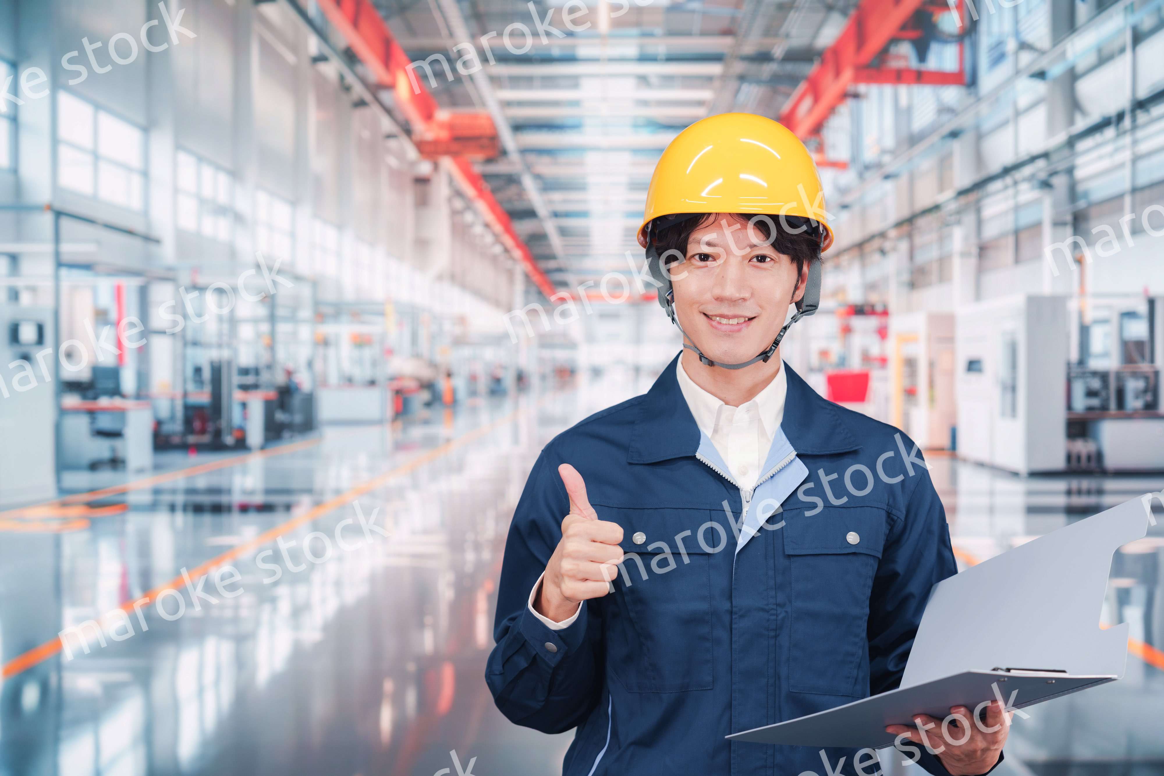 最先端の工場で働く若い男性スタッフ